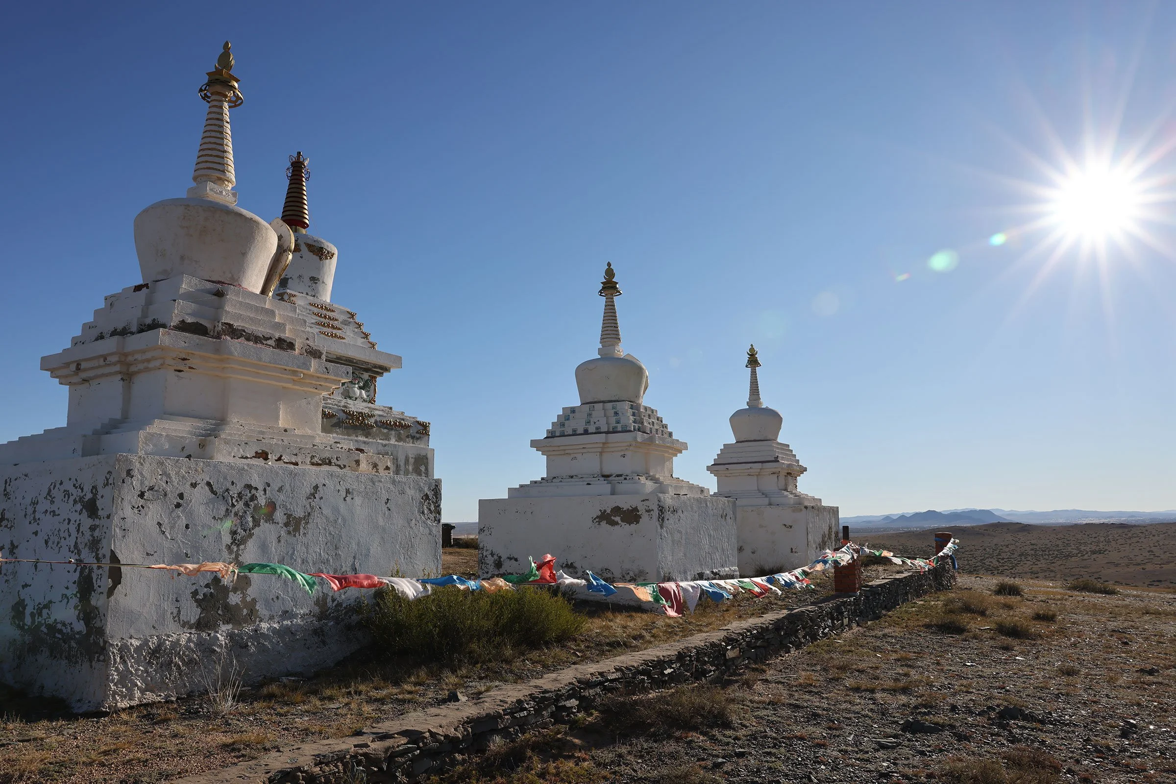 Historisk stupa ute på stäppen i närheten av Erdene Zuu-klostret i Karakorum, Mongoliet