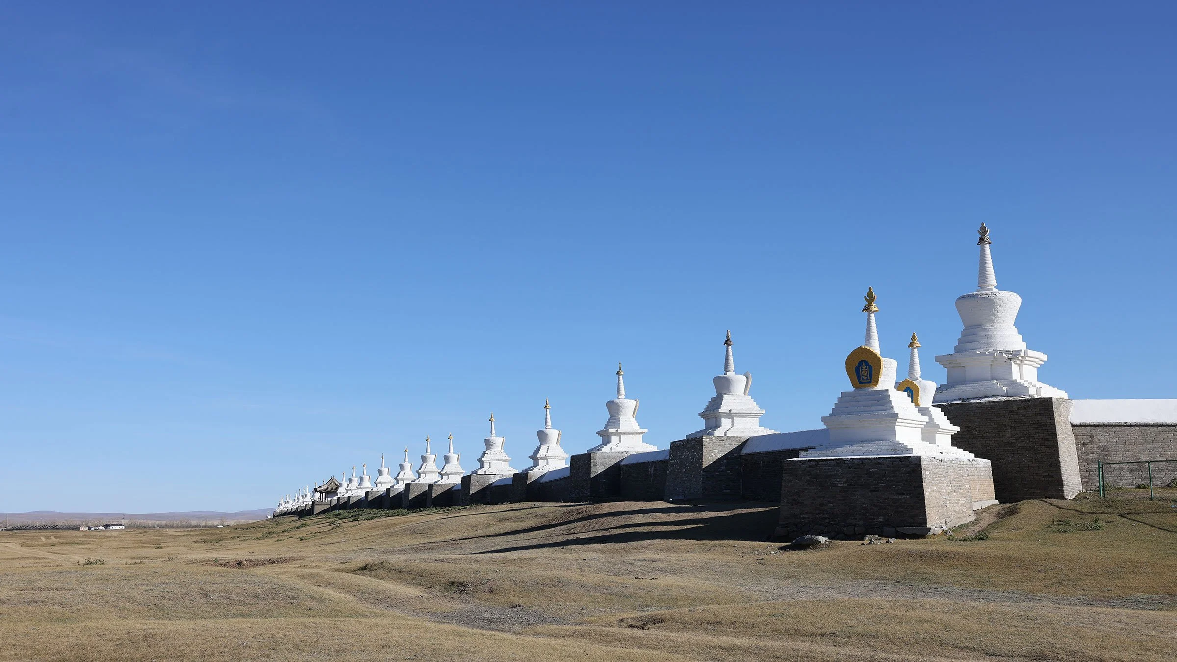 Muren med 108 stupor som omger Erdene Zuu-klostret, Mongoliet