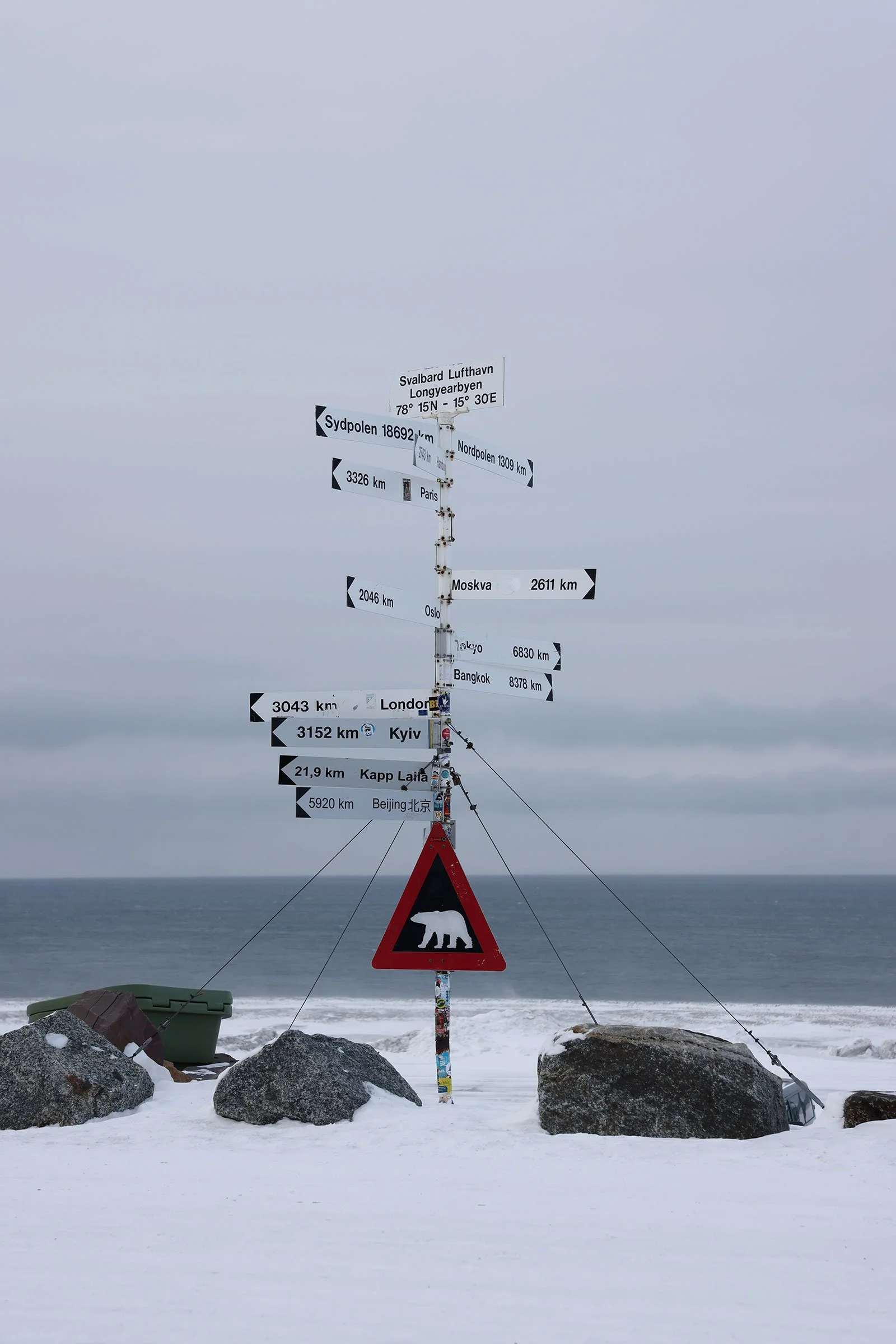 Varningsskylt för isbjörnar utanför Svalbard Lufthavn, Longyear
