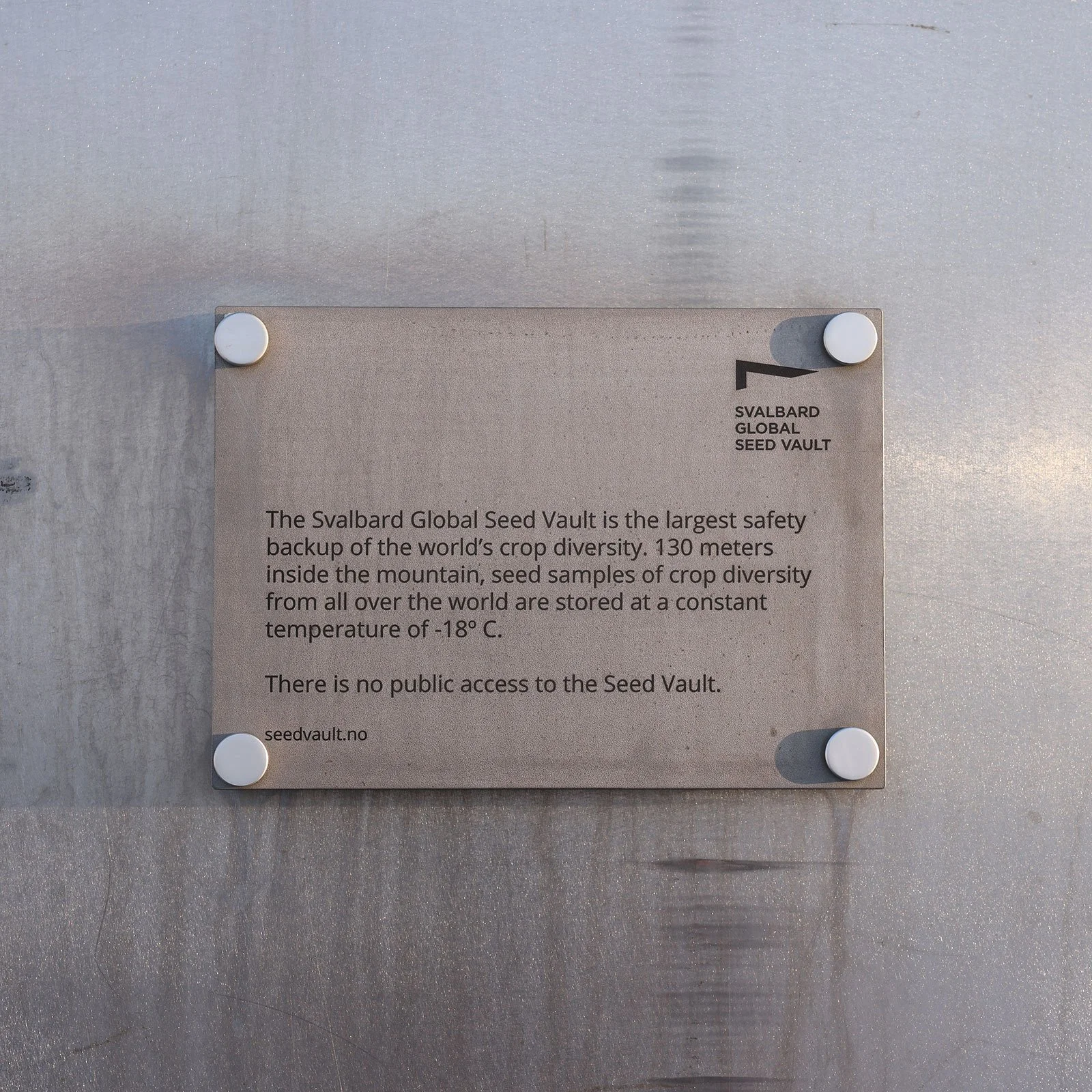 Informationsskylt på Svalbard Global Seed Vault