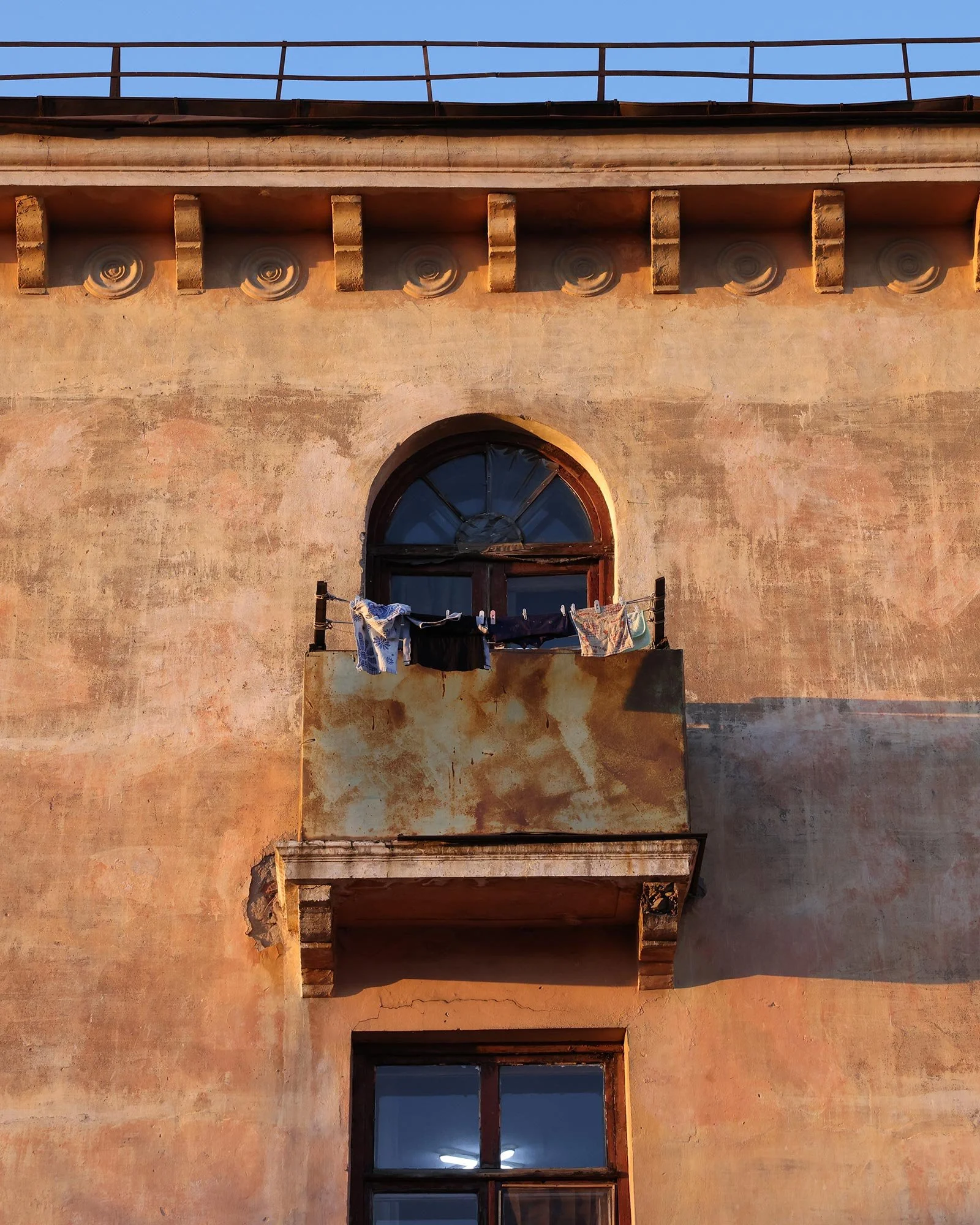 Husfasad i kvällsljus med tvätt på balkongen, Ulaanbaatar, Mongoliet