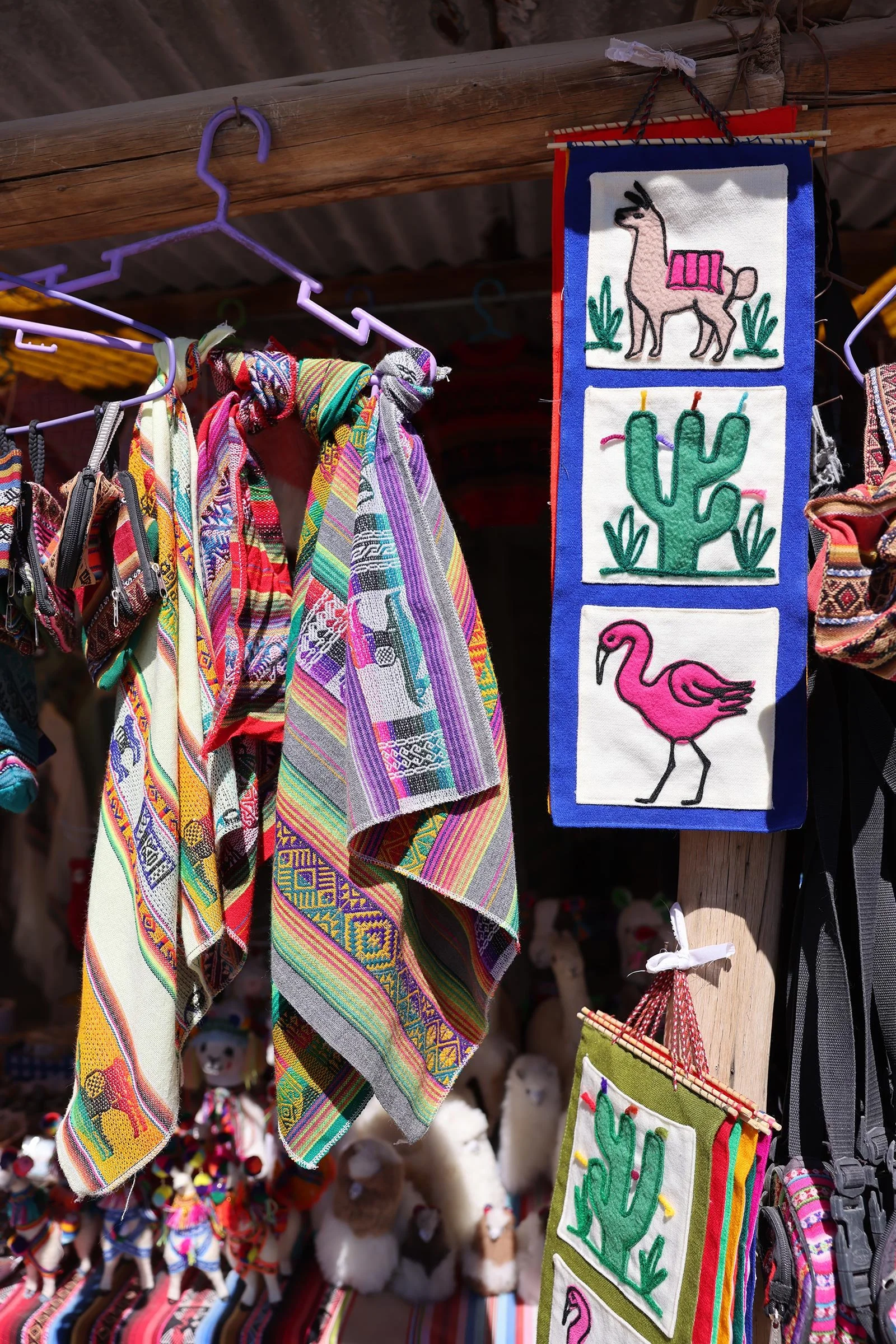 Hantverksmarknad med färgglada textilier i byn Colchani, Bolivia