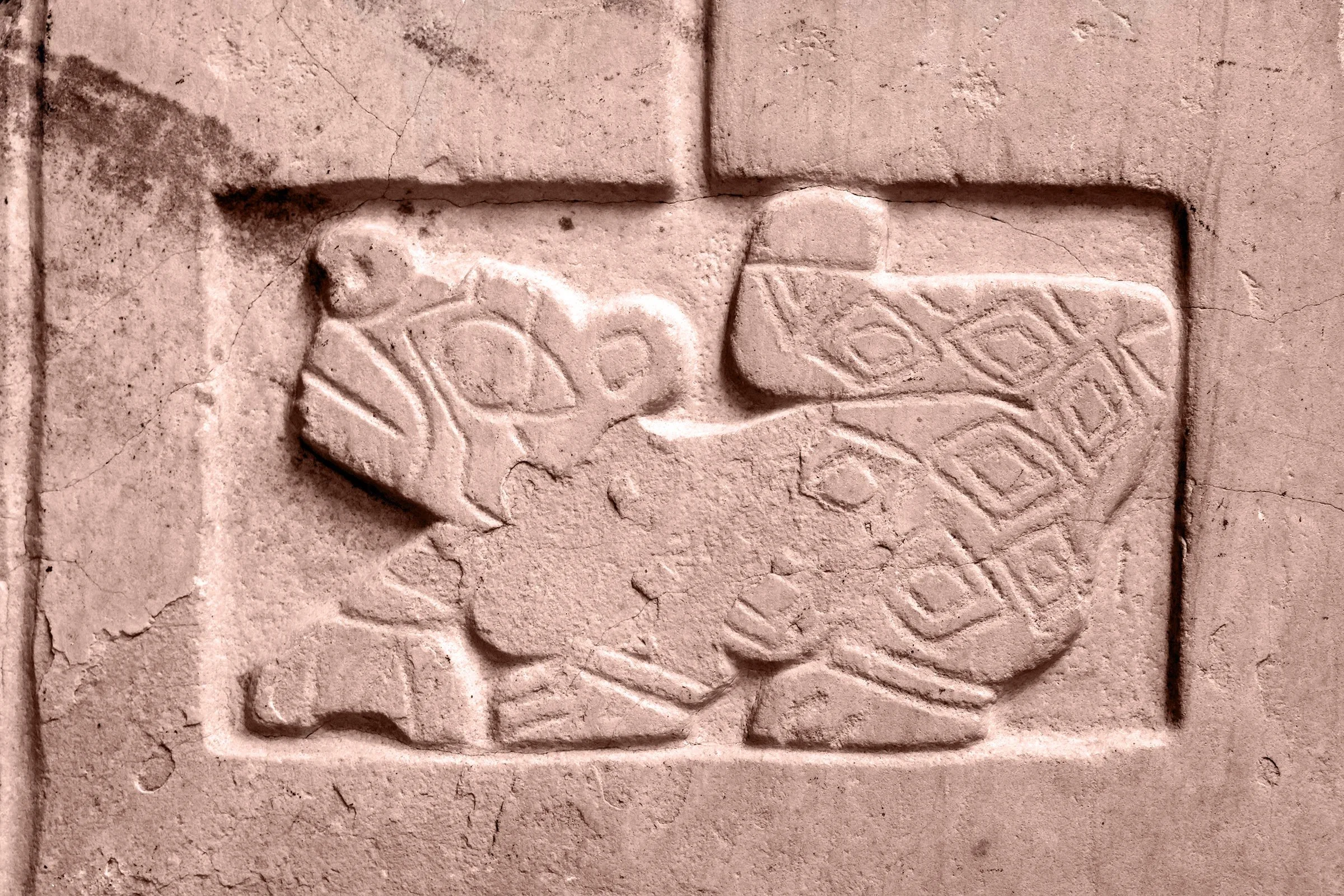 En gammal stenskulptur i form av en Puma i Pucará, Peru