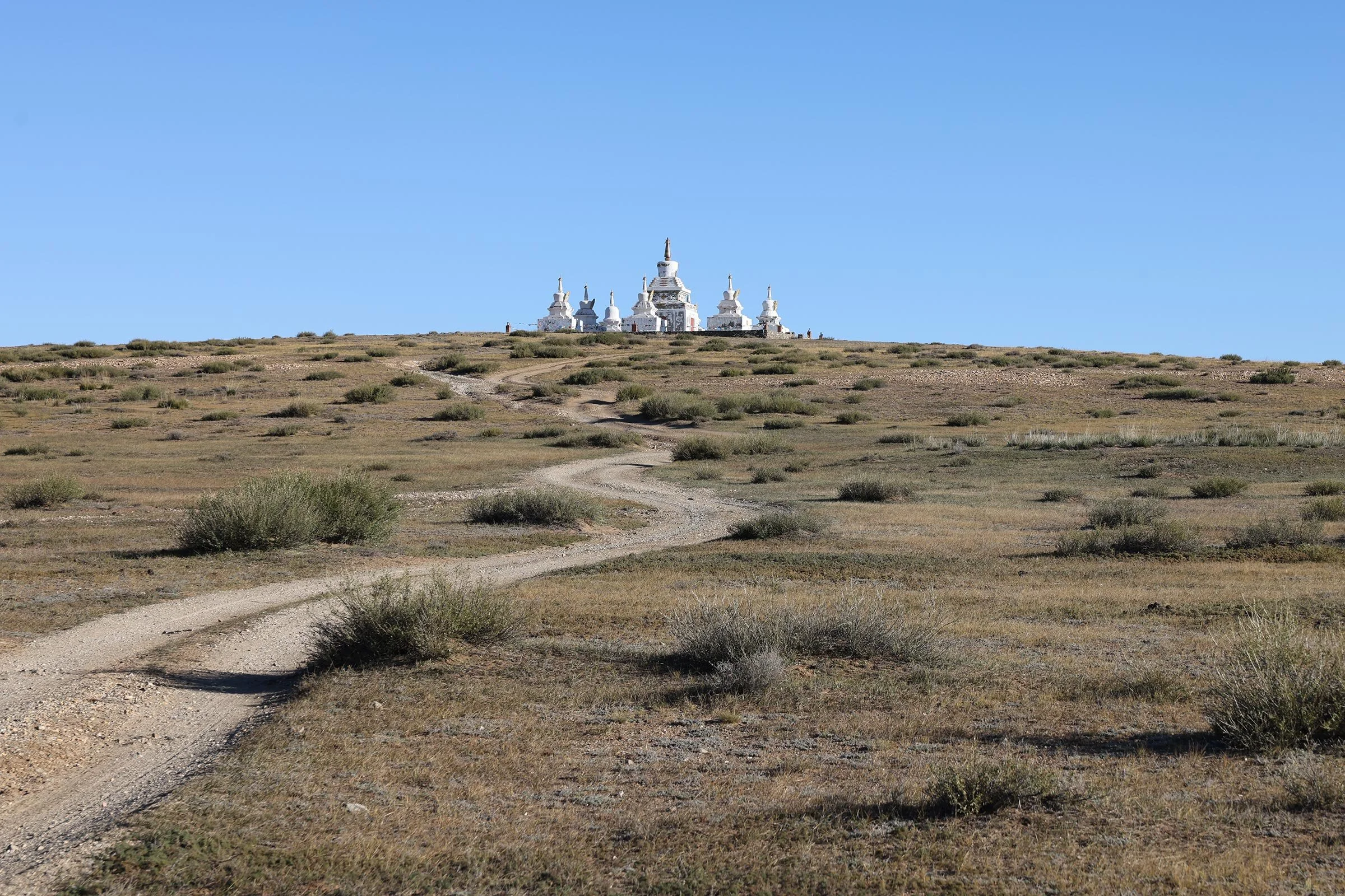 Historisk stupa ute på stäppen i närheten av Erdene Zuu-klostret i Karakorum, Mongoliet