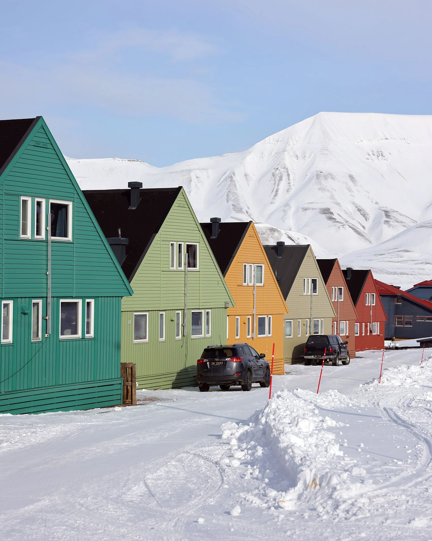 Färgglada hus på ett snötäckt Svalbard