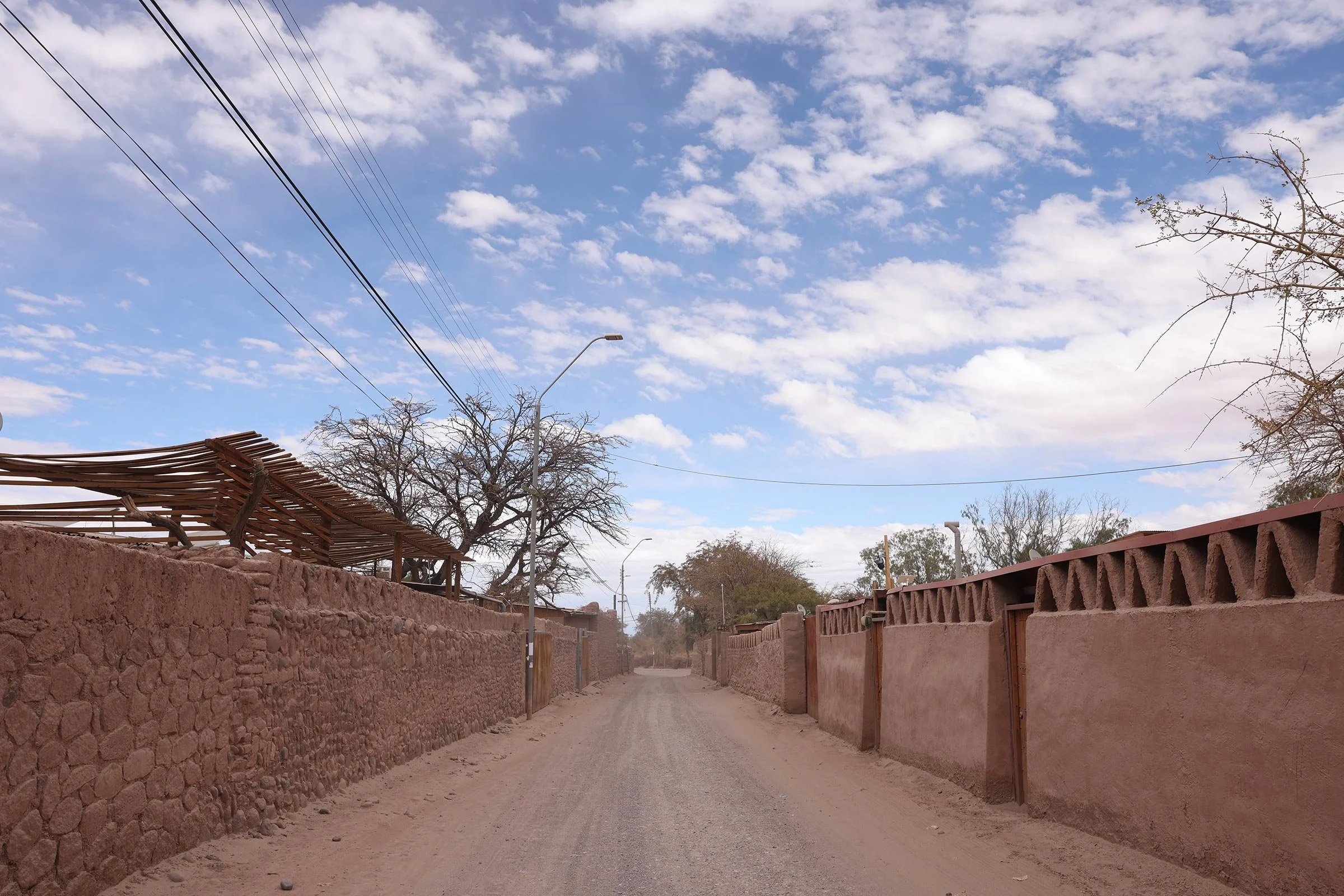 Dammiga gator och murar av lera i San Pedro de Atacama, Chile