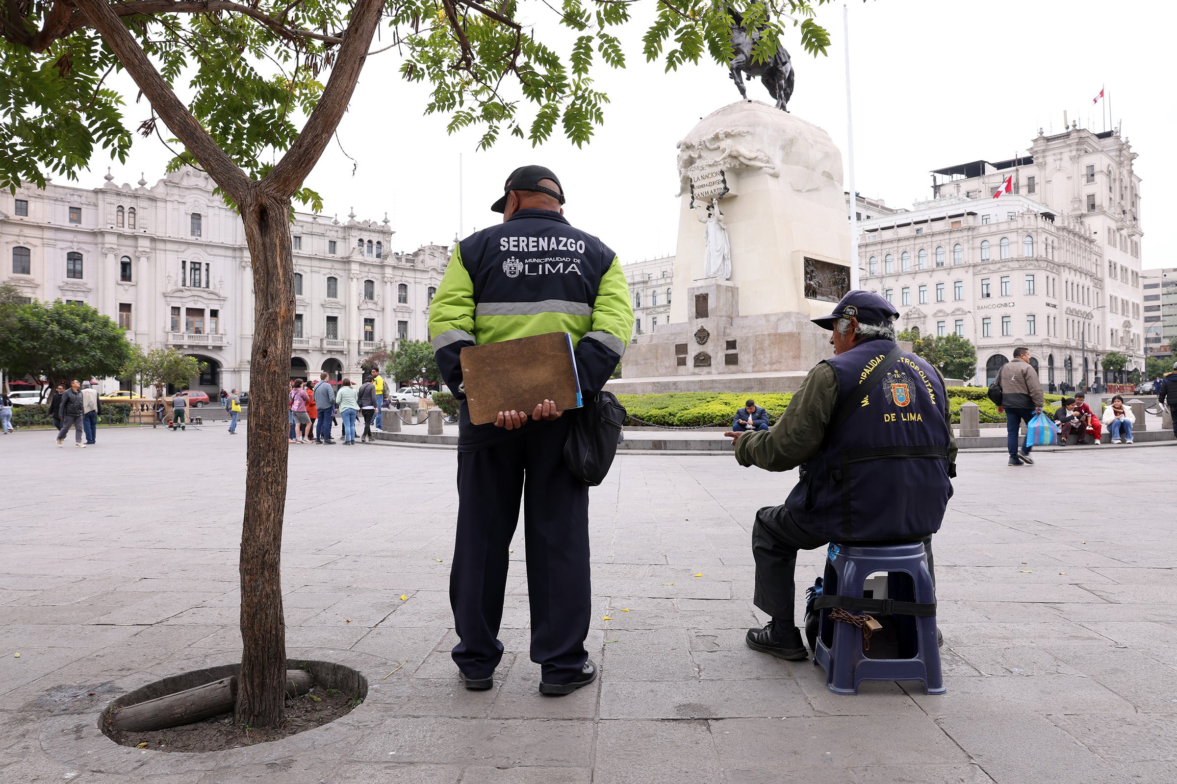 Två vakter på torget Plaza San Martín i Lima, Peru