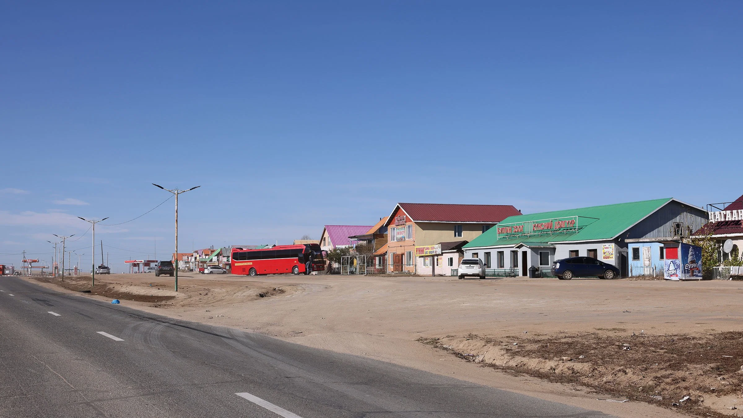 En bensinstation och ett litet samhälle längs vägen ute på stäppen på väg mot Ulaanbaatar i Mongoliet