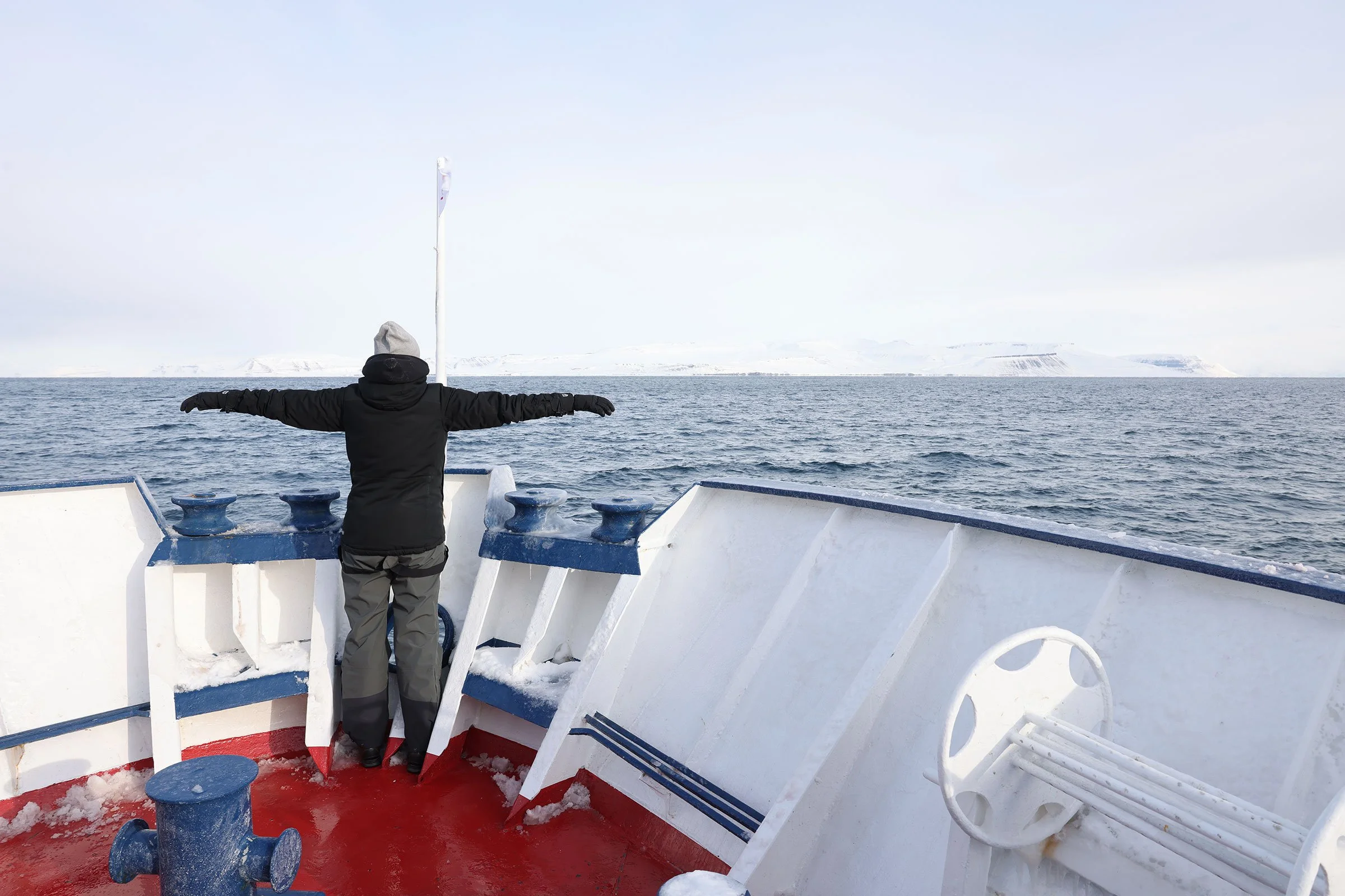 I fören på en båt en kall vinterdag på Svalbard