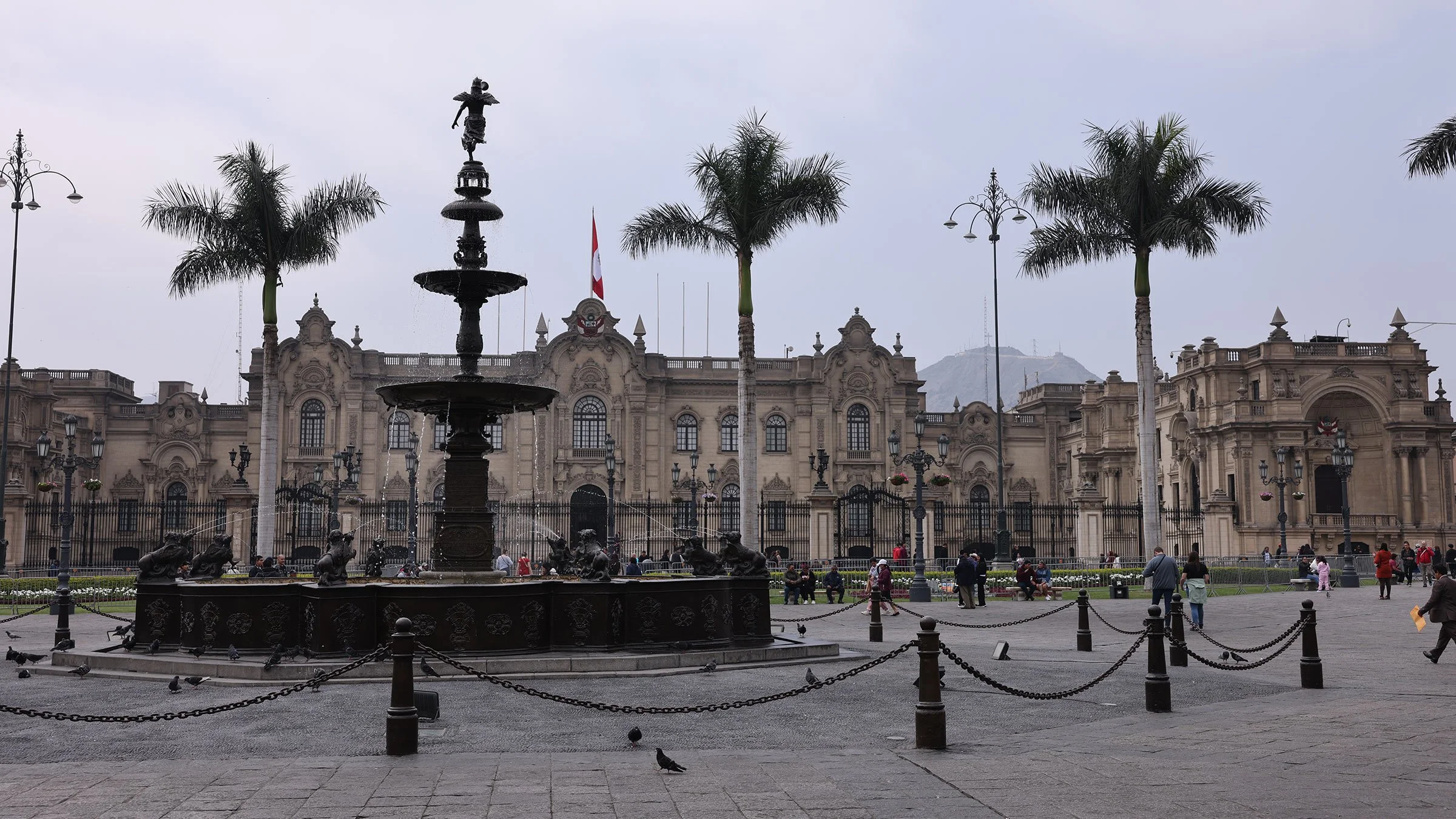 Plaza de Armas (Plaza Mayor) i Lima med Perus regeringspalats och bronsfontänen La Fama