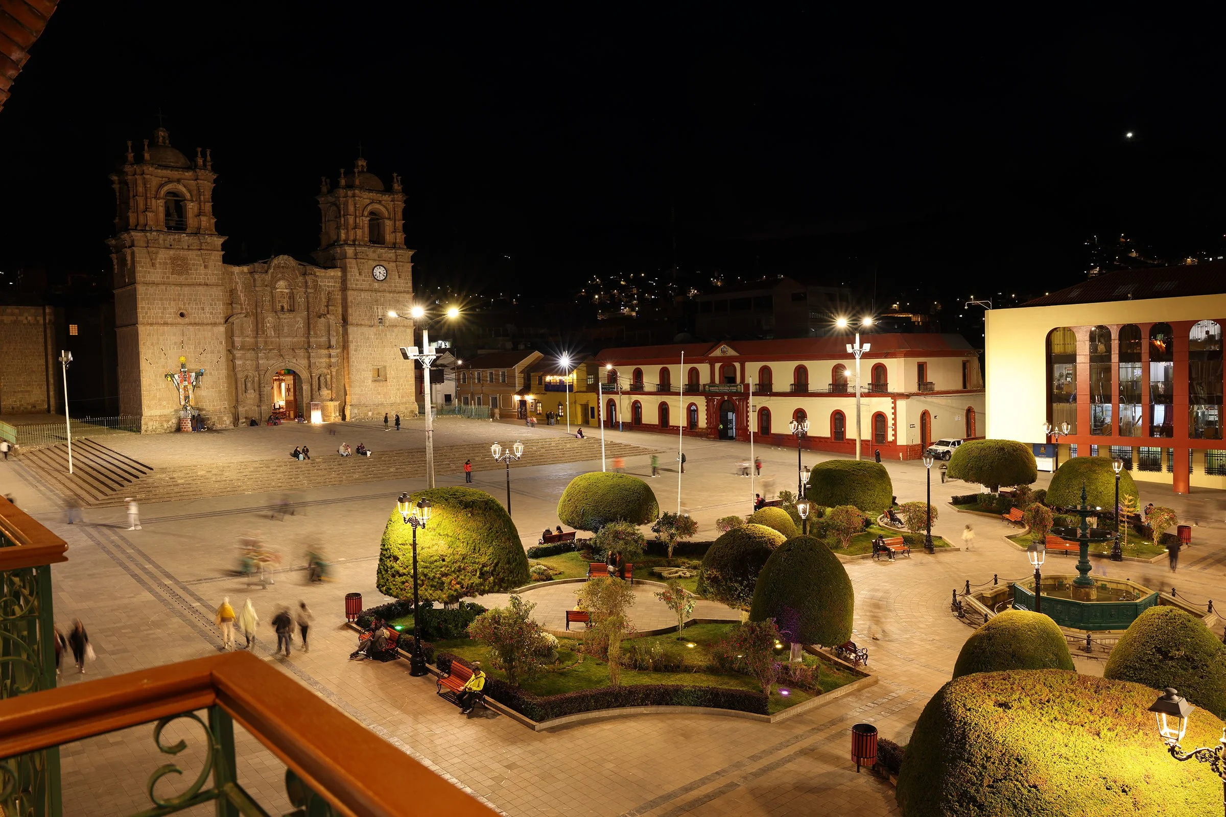 Utsikt över Plaza de Armas och La Cathedral från en balkong, Puno, Peru