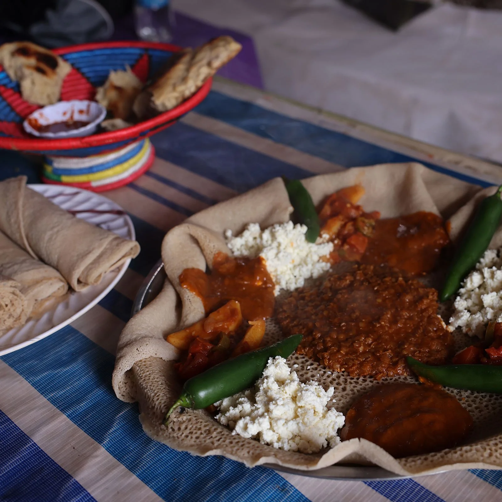 Injera och grönsaksröra i Addis Abeba, Etiopien