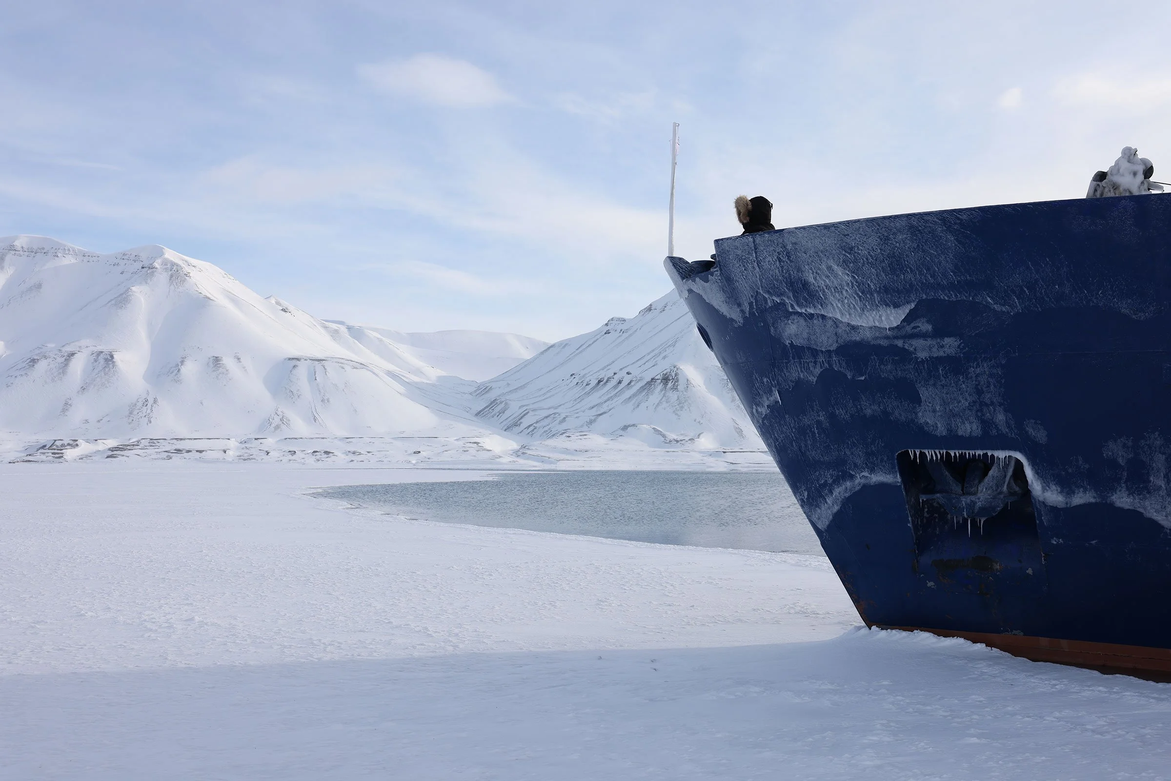 En båt som stannat på isen i Billefjorden en kall vinterdag, Svalbard