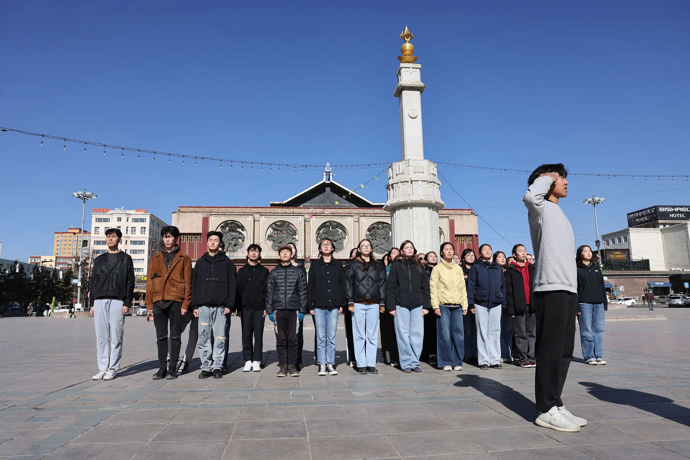 Ungdomar som övar på att gå i parad framför Natural History Museum of Mongolia, Ulaanbaatar, Mongoliet