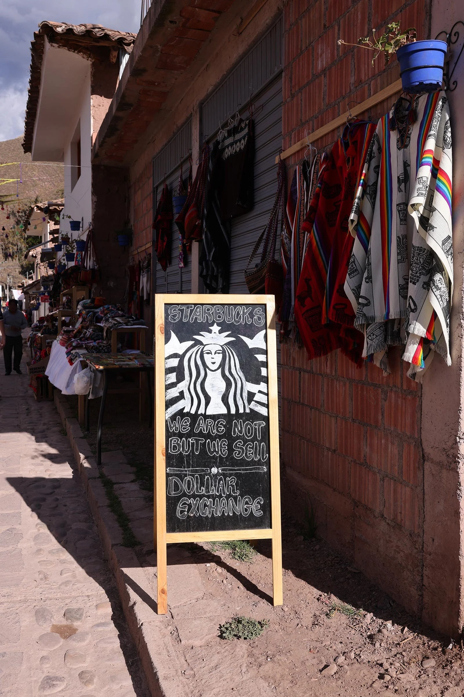 En hemmagjord Starbucksskylt på en griffeltavla i Andahuaylillas, Peru