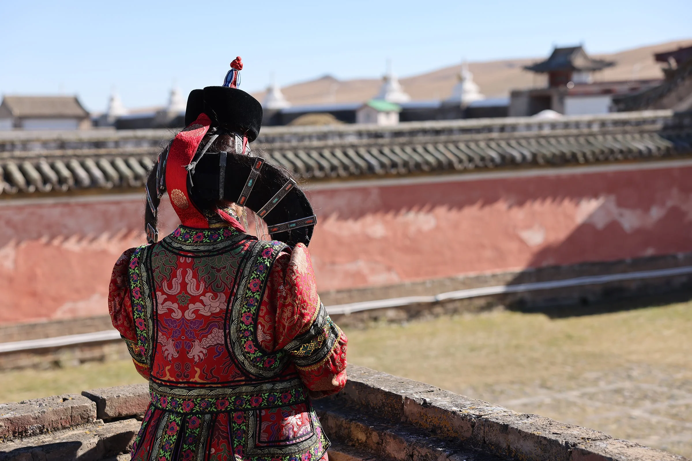 Kvinna i traditionell mongolisk högtidsdräkt vid Erdene Zuu-klostret i Mongoliet