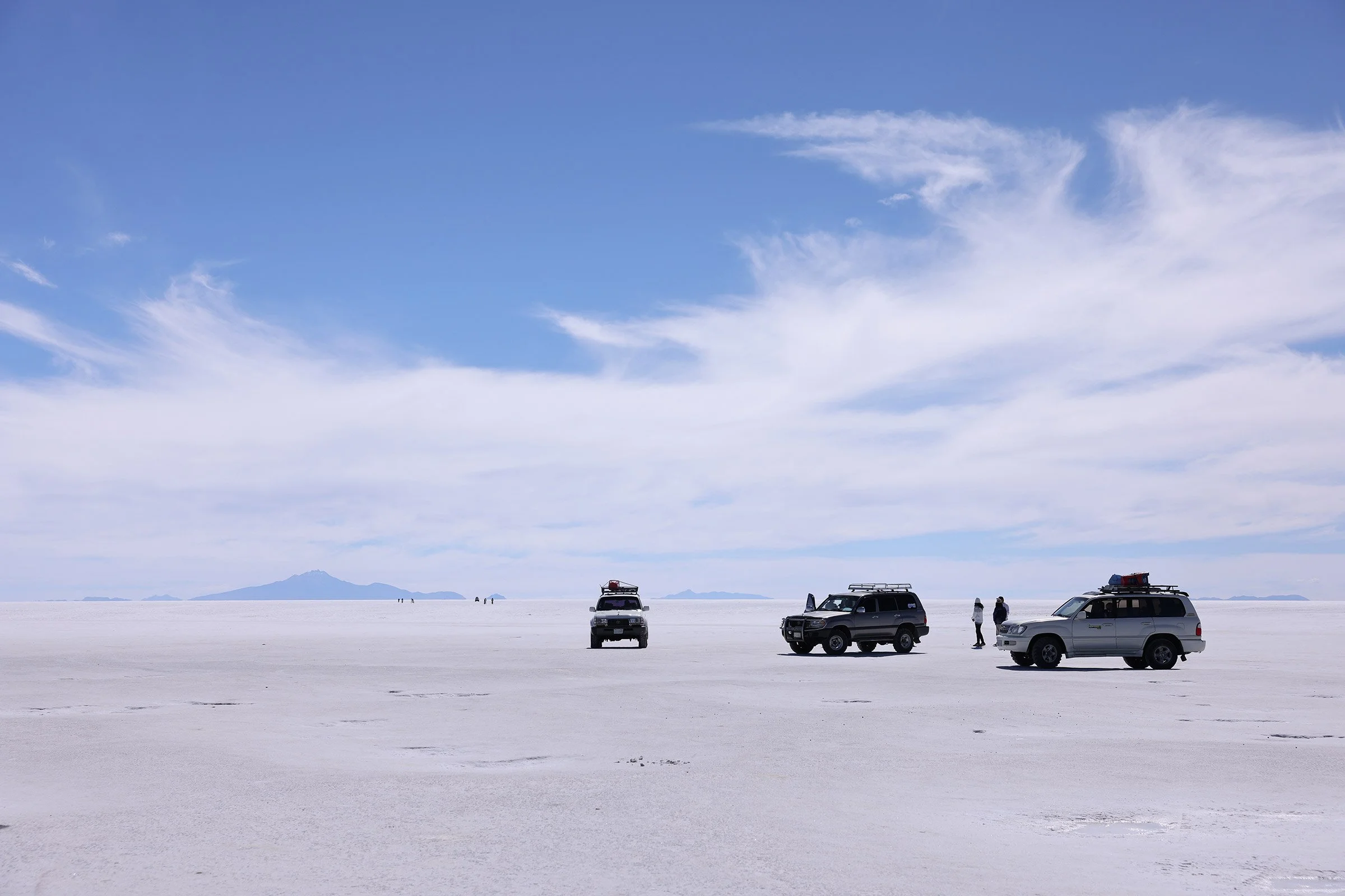 Tre jeepar i Salar de Uyuni – världens största saltöken – i Bolivia