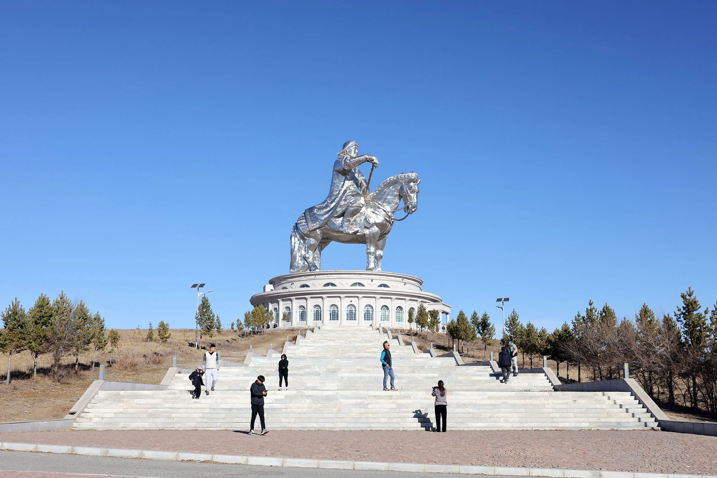 Chinggis Khaan-statyn på slätten vid Tsonjin Boldog, några mil öster om Ulaanbaatar, Mongoliet