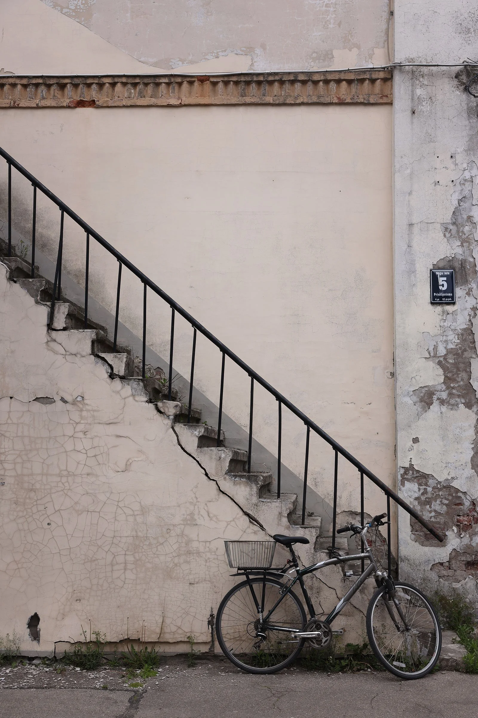 En parkerad cykel vid en trappa i Riga, Lettland