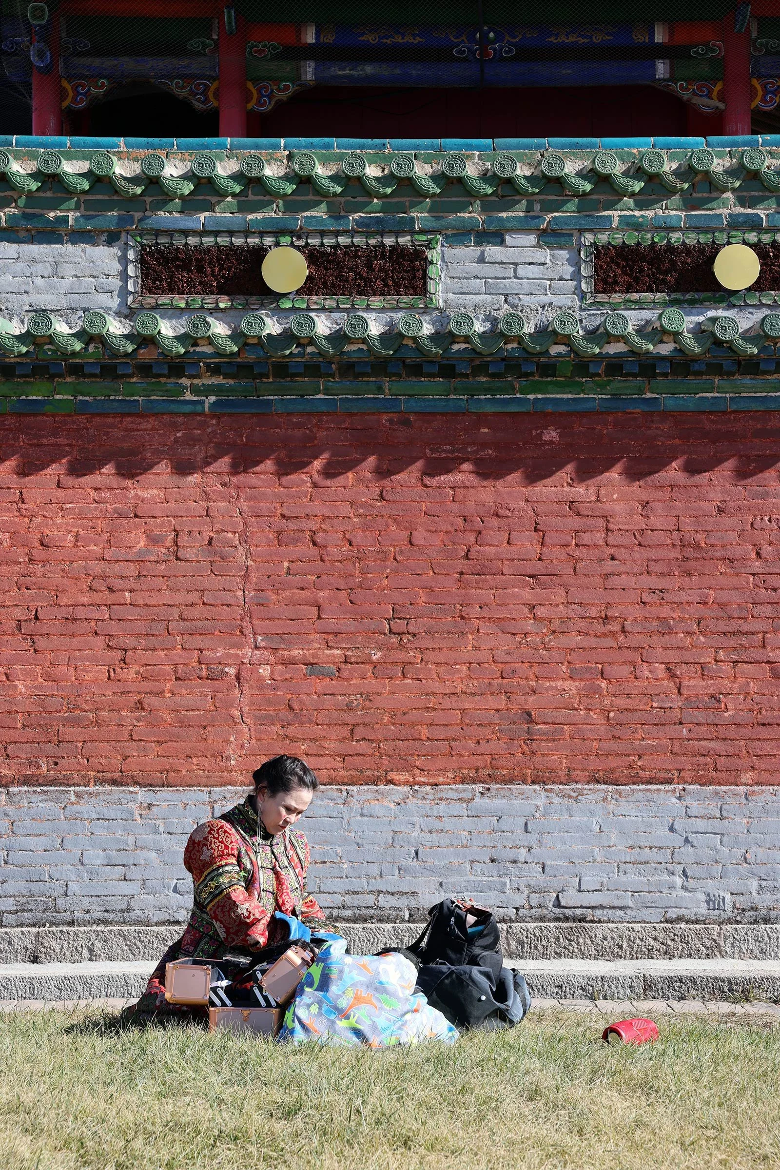 Kvinna i traditionell mongolisk högtidsdräkt vid Erdene Zuu-klostret i Mongoliet