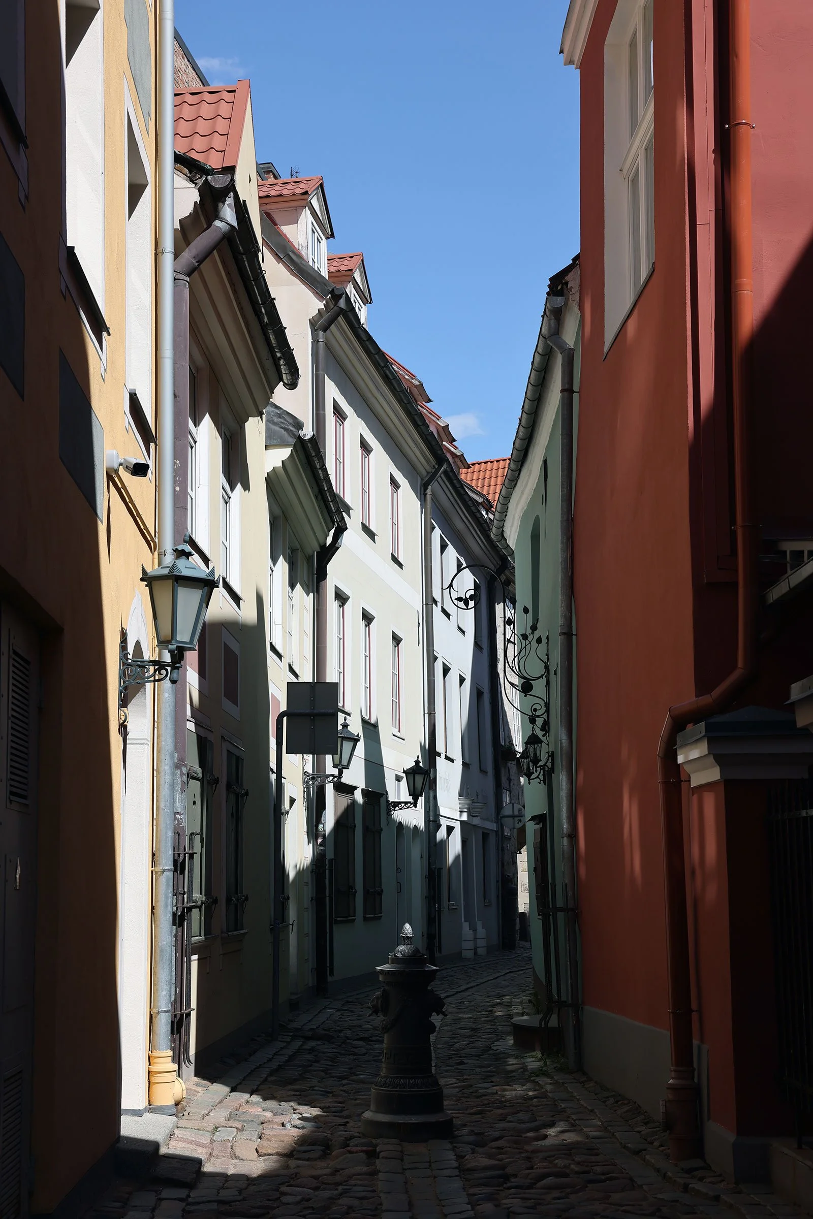 Trånga gränder och färgglada fasader i gamla stan i Riga, Lettland