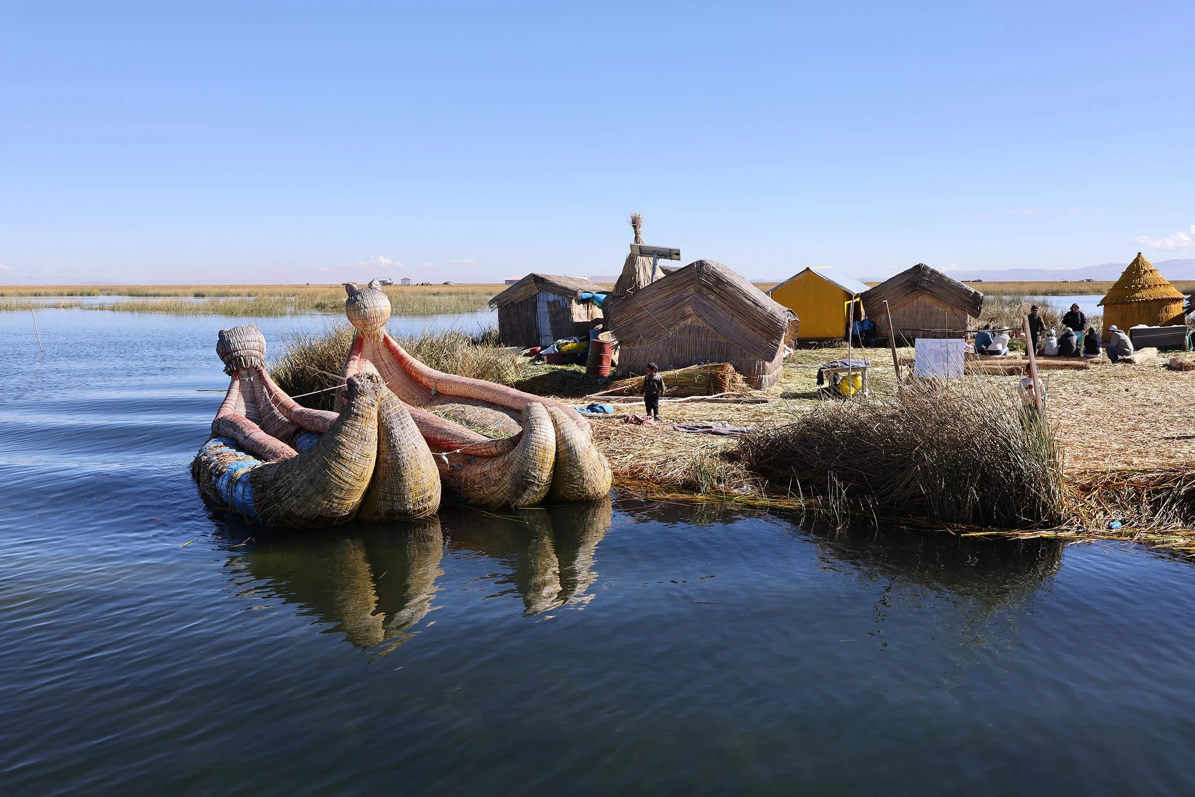 En av Uros flytande vassöar i Titicacasjön, Peru