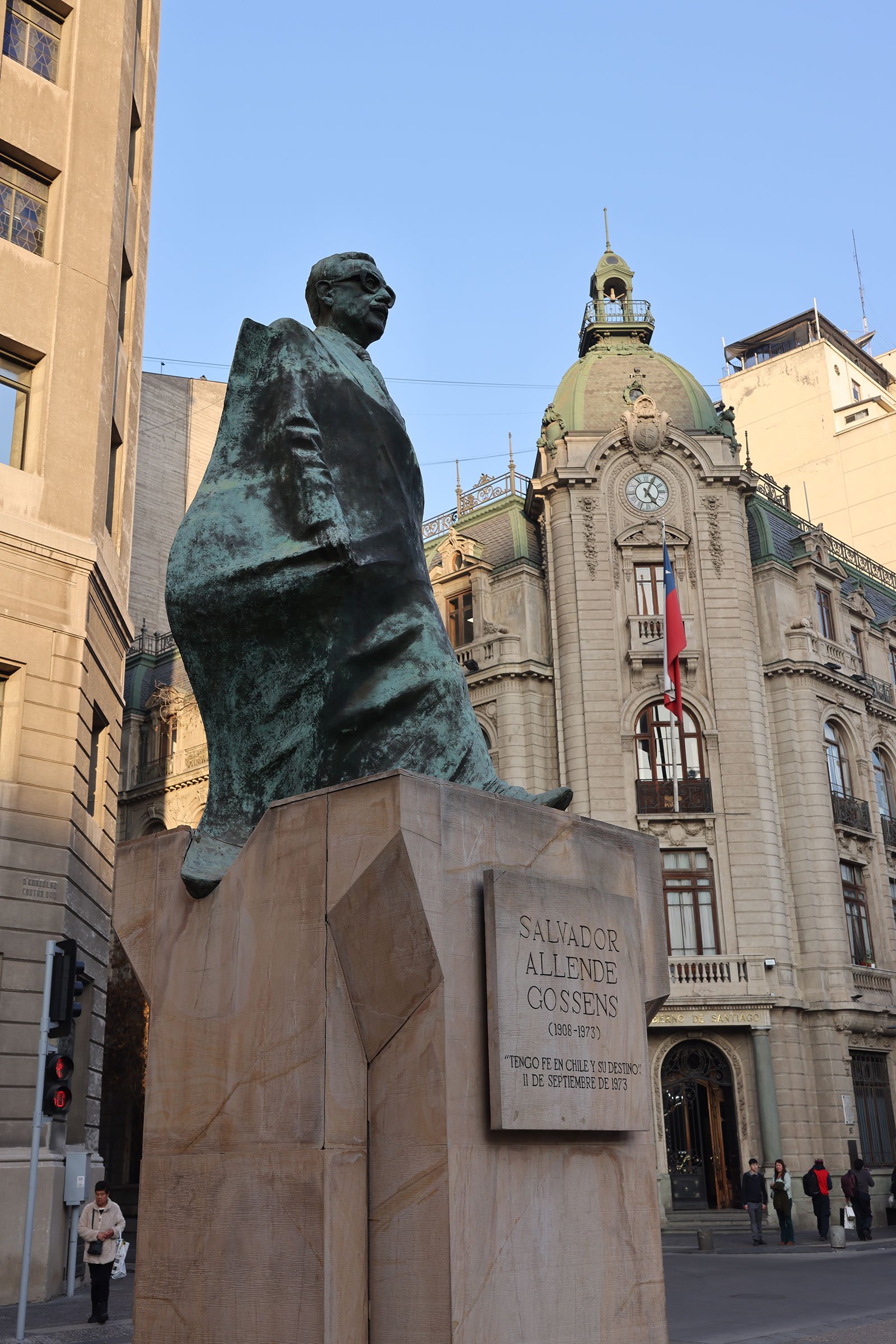 Staty av Salvador Allende utanför presidentpalatset i Santiago de Chile