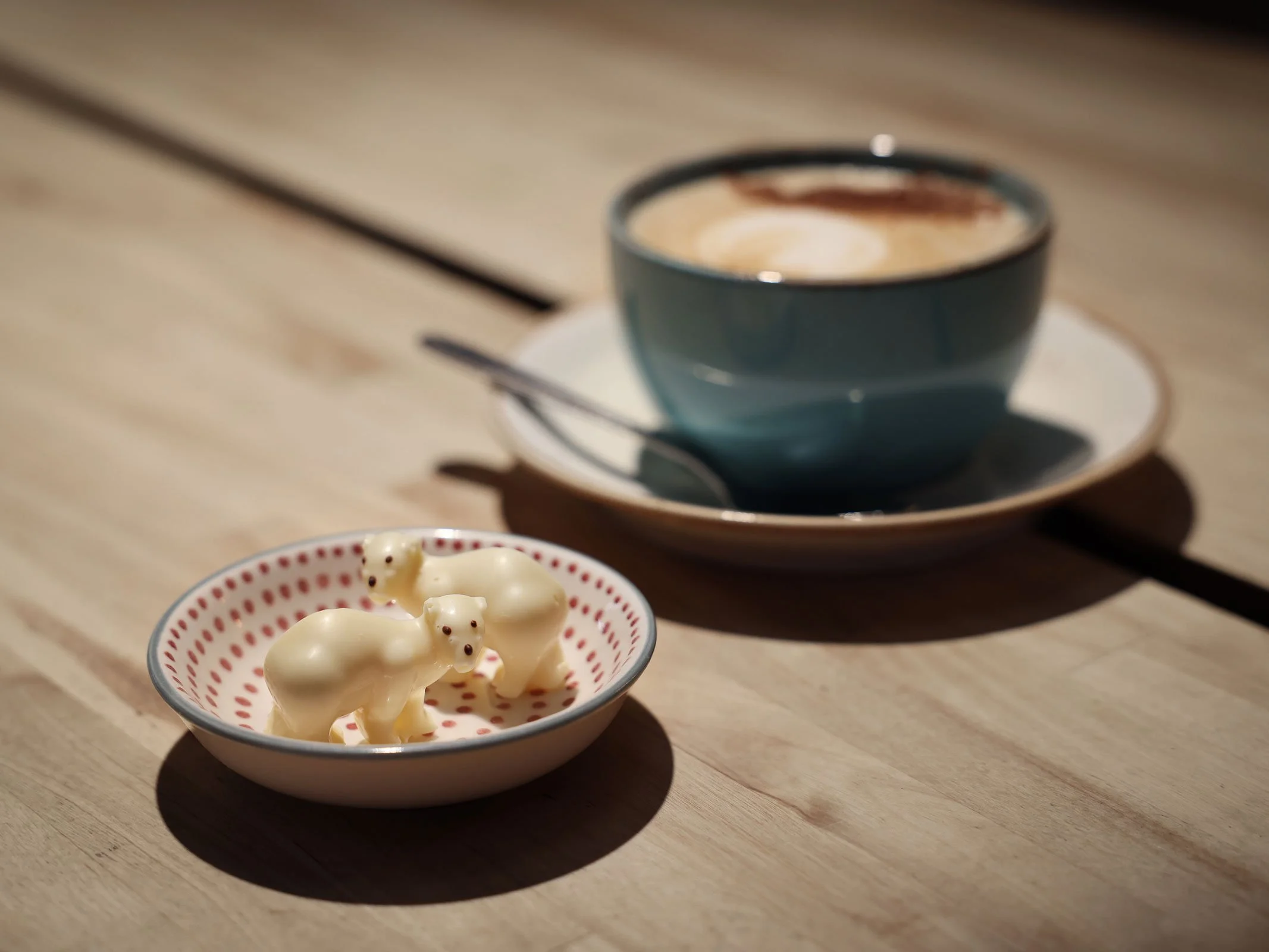 Cappuccino och vita chokladpraliner i form av isbjörnar på kafé Fruene AS i Longyearbyen, Svalbard