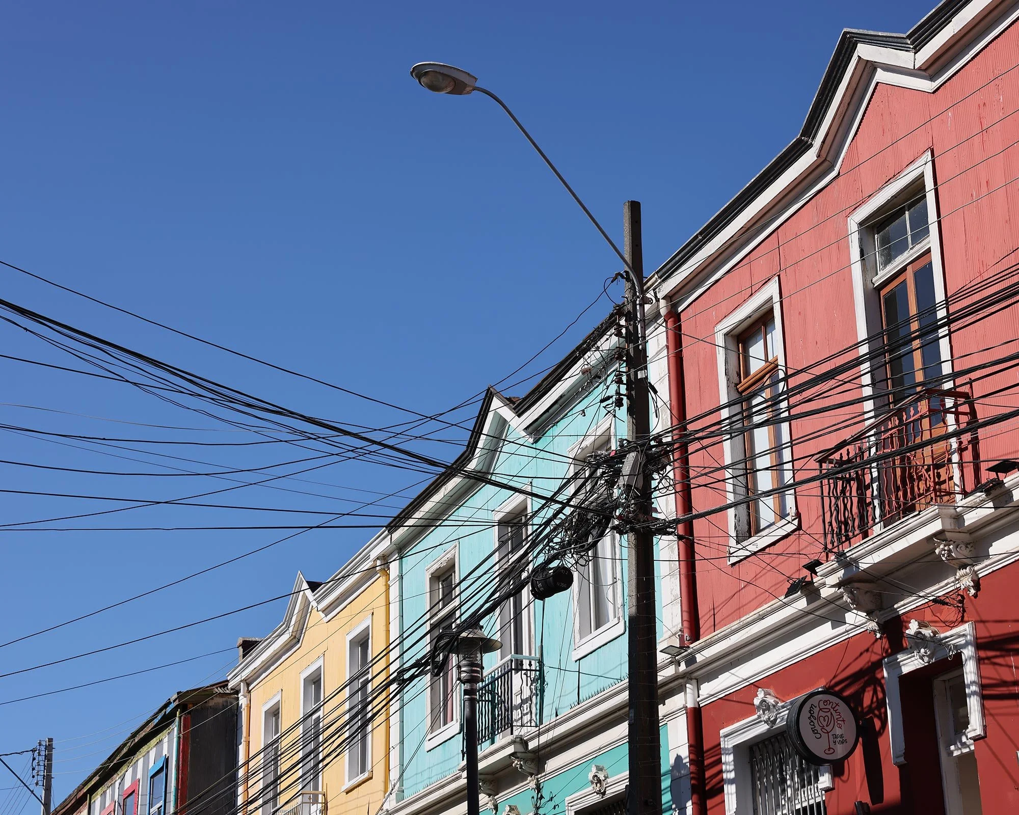 Färgglada hus i Valparaiso, Chile