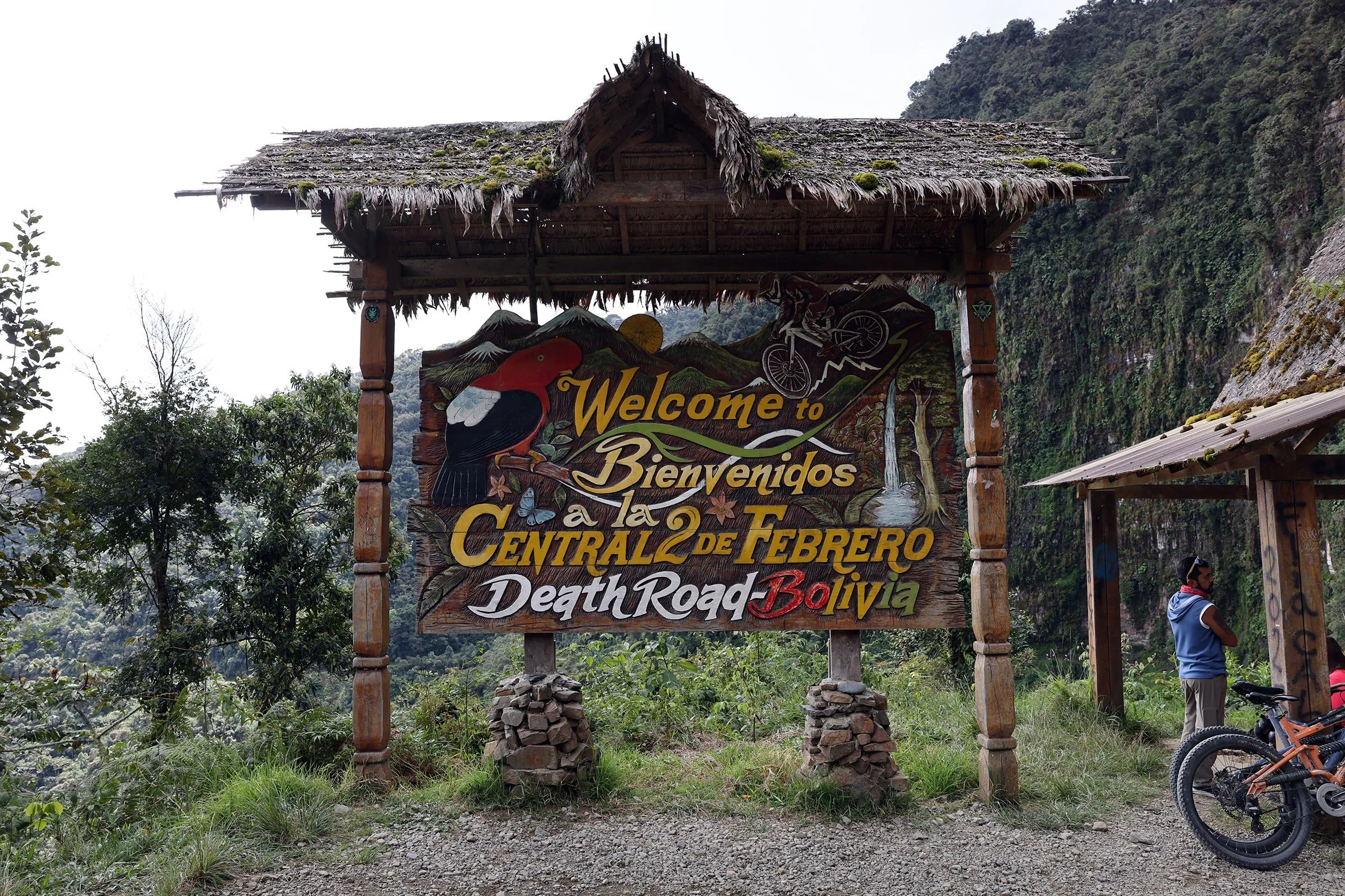 En välkomstskylt i trä för North Yungas Road, Dödens väg, i Bolivia