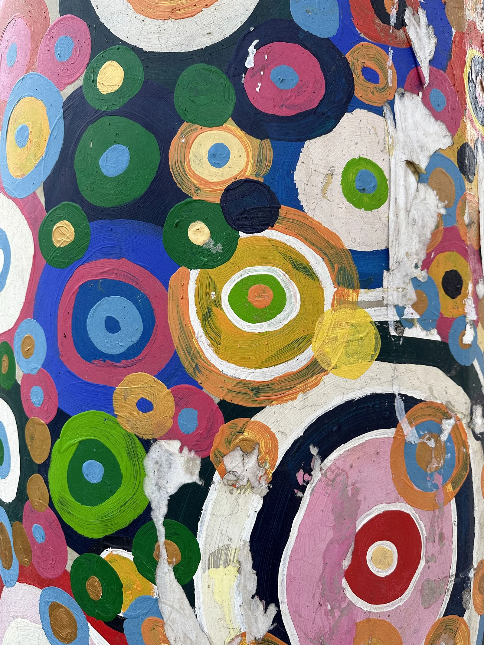 Färgglad väggmålning med cirklar i Addis Abeba, Etiopien