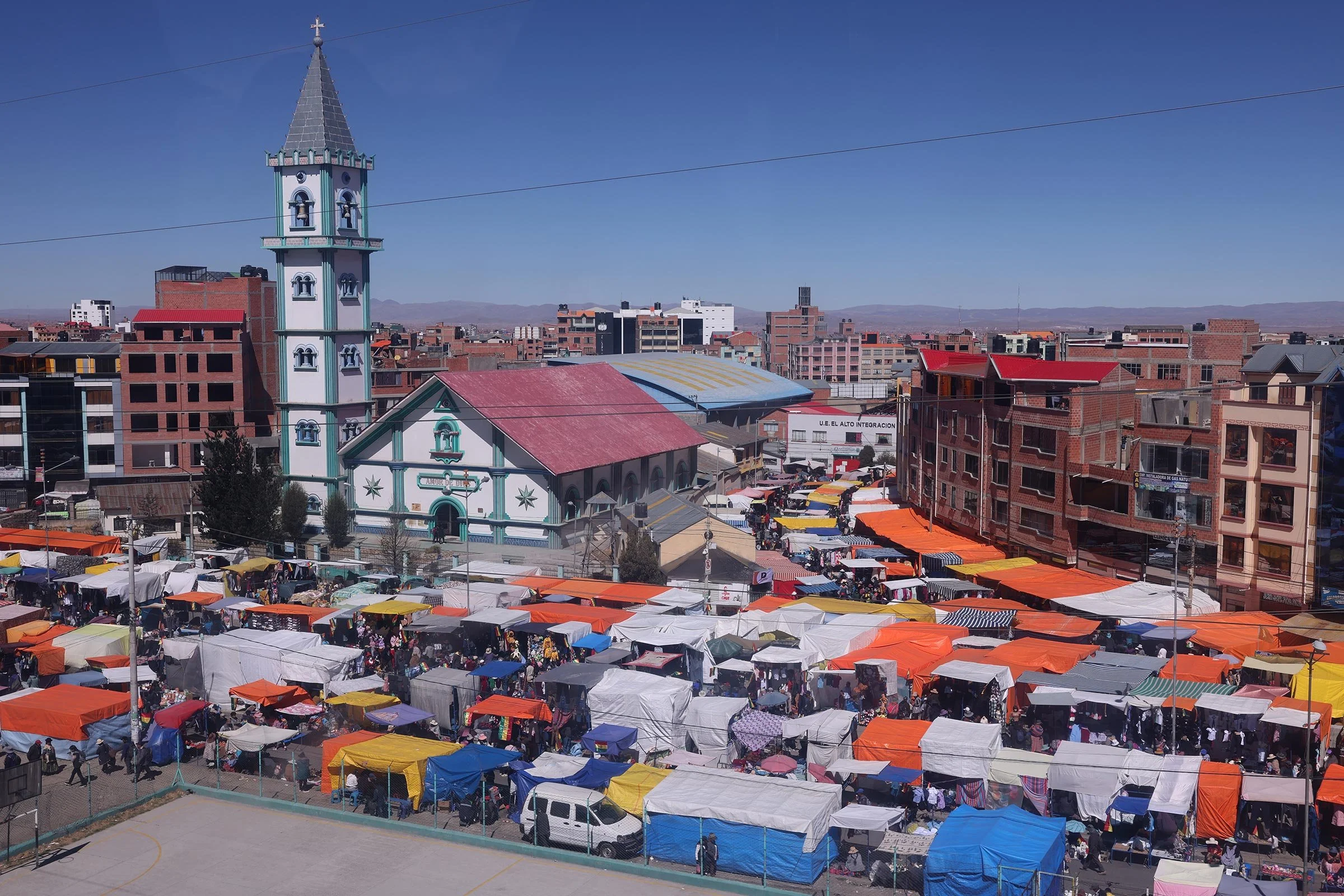 Marknadsstånd på Söndagsmarknaden i El Alto, Feria 16 de Julio, utanför La Paz i Bolivia