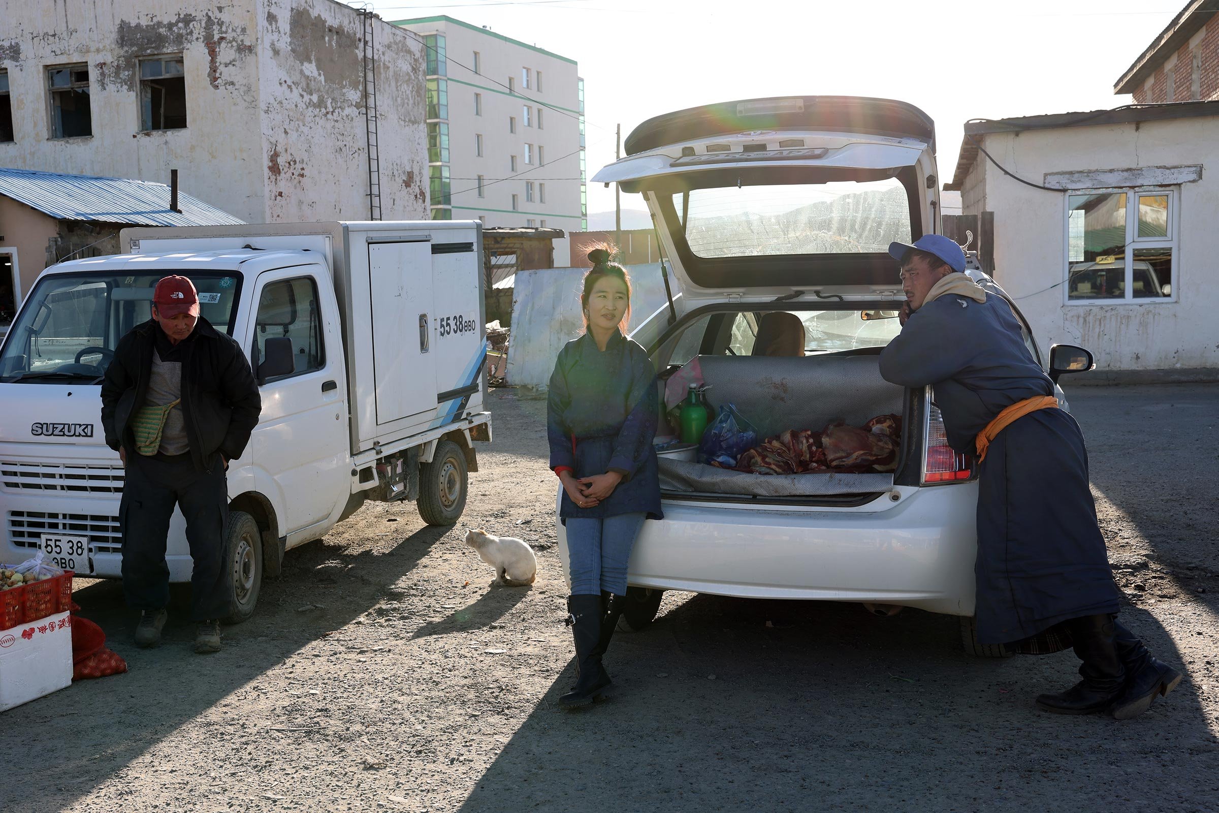 Försäljning av hästkött i en baklucka på en dammig parkeringsplats i Kharkhorin, Mongoliet