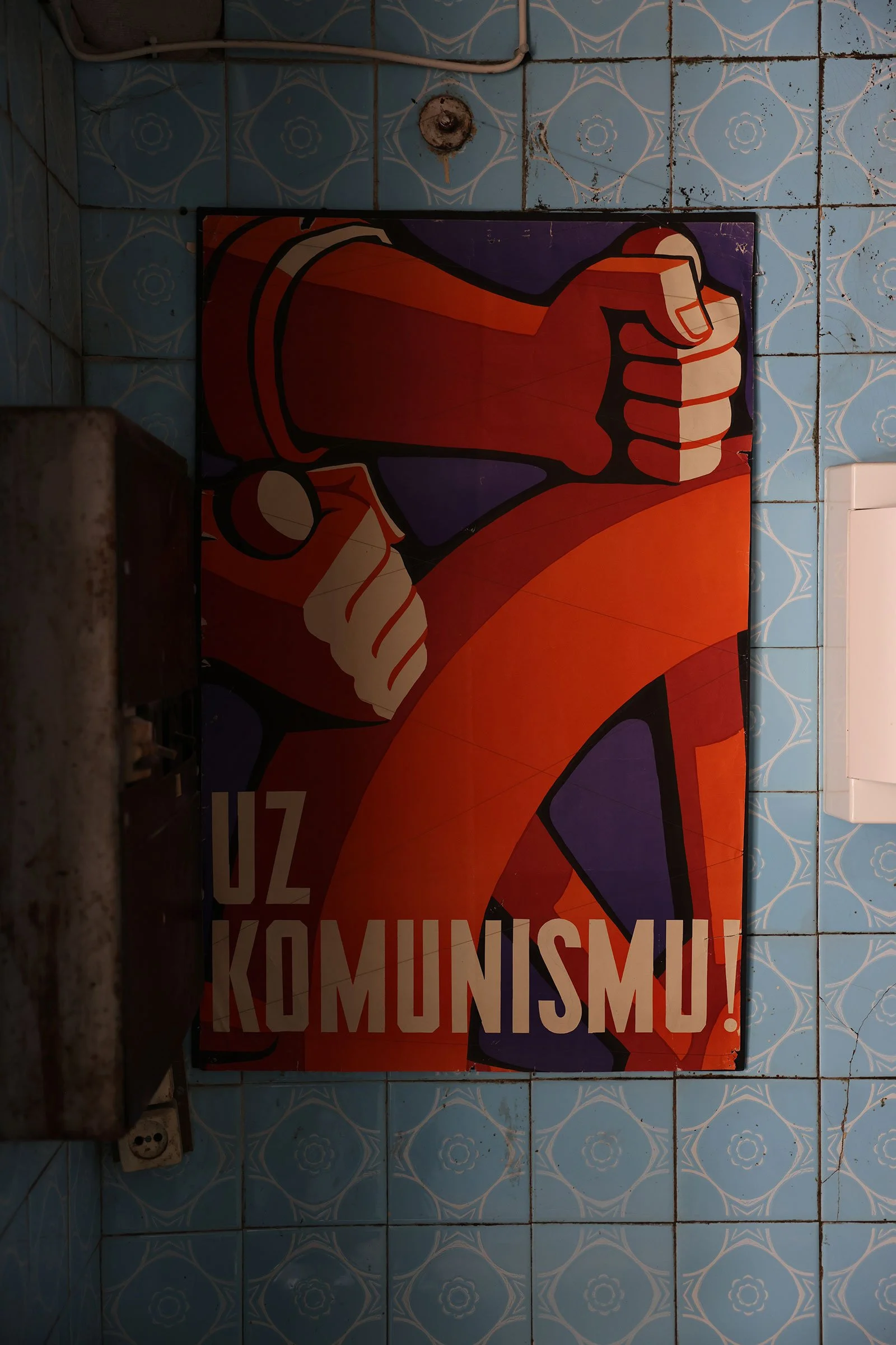 Kommunistisk propagandaaffisch i röda toner på KGB-museet (officiellt Hörnhuset) i RIga, Lettland