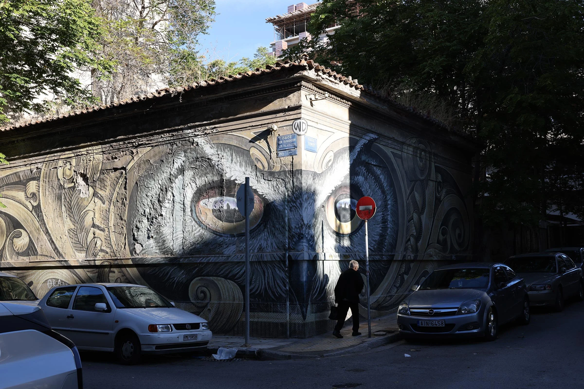 Streetart i form av en uggla på en mur – Knowledge Speaks, Wisdom Listens av Wild Drawing – i Aten, Grekland