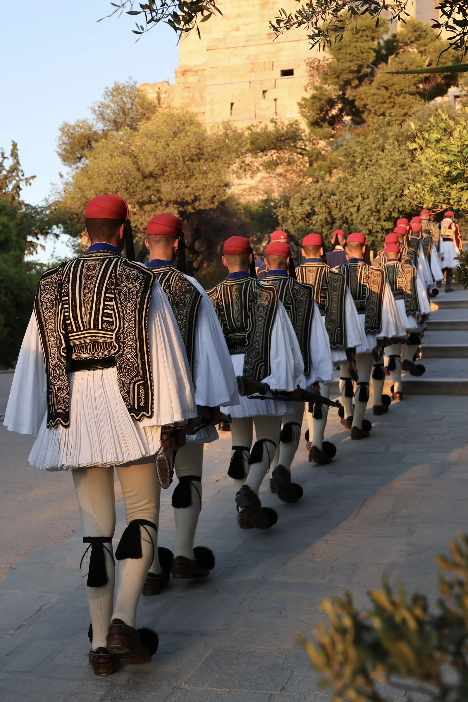 Marscherande Evzones, de ceremoniella gardessoldaterna i Greklands presidentgarde, vid Akropolis i Aten