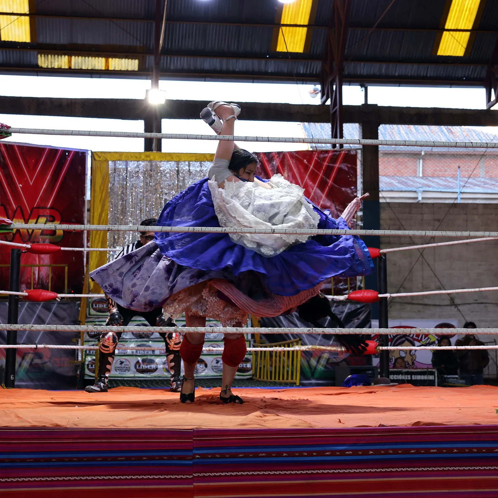 Cholitas Wrestling en söndag i El Alto, La Paz, Bolivia