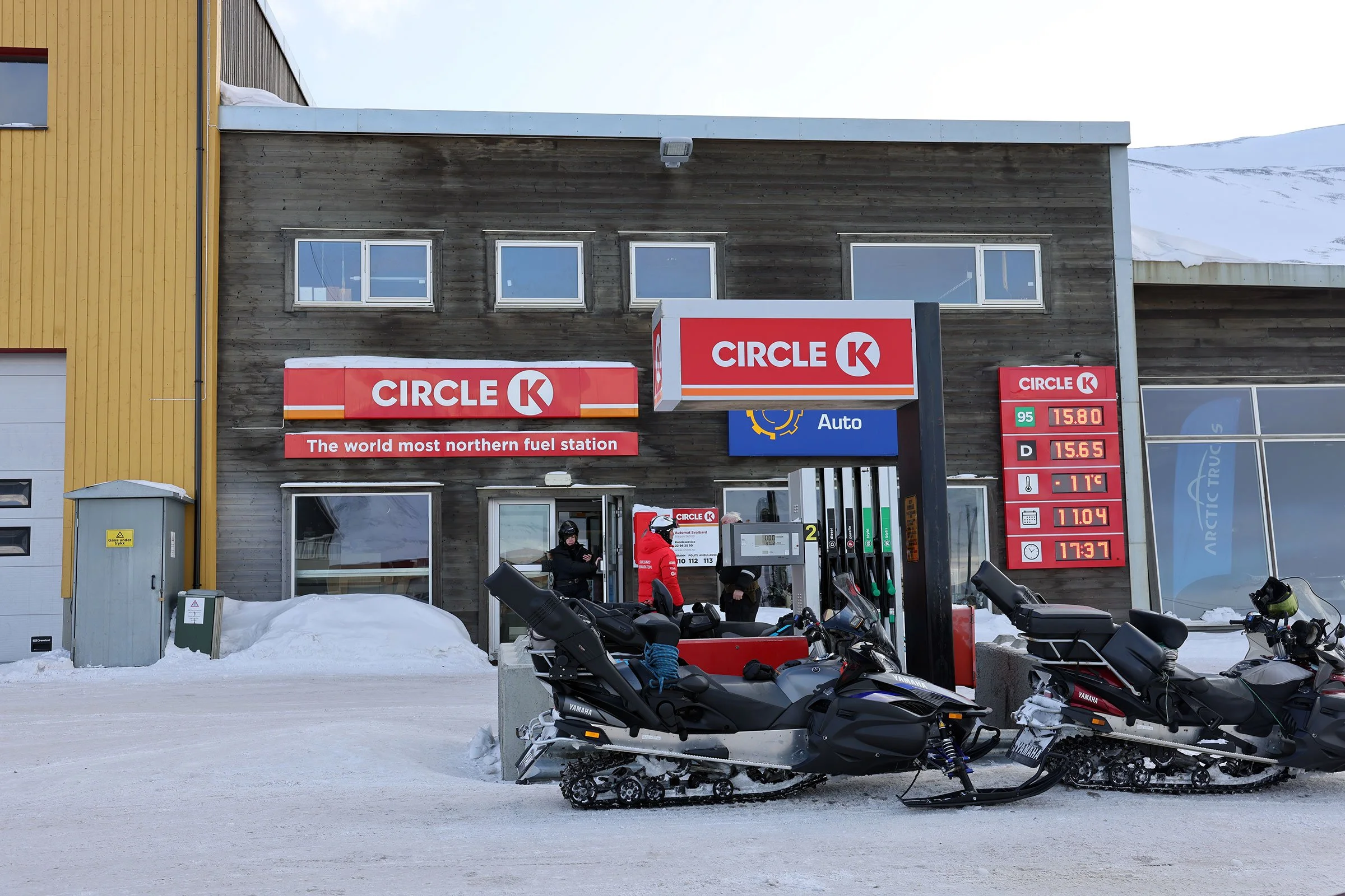 Skotrar som tankar på Circle K, världens nordligaste bensinstation, i Longyearbyen på Svalbard