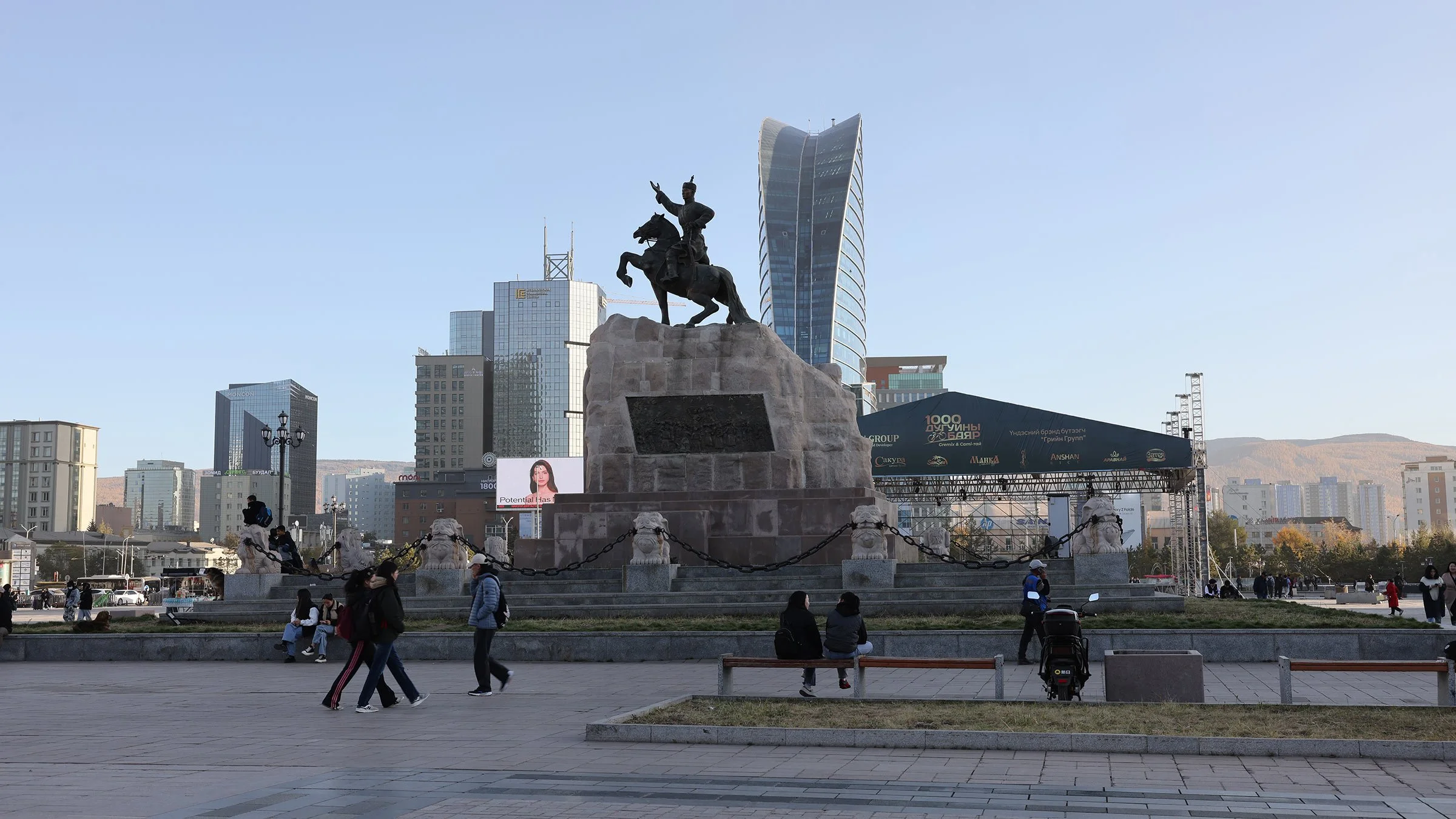 Ryttarstaty av revolutionshjälten Damdin Sükhbaatar på Sükhbaatar-torget i Ulaanbaatar, Mongoliet