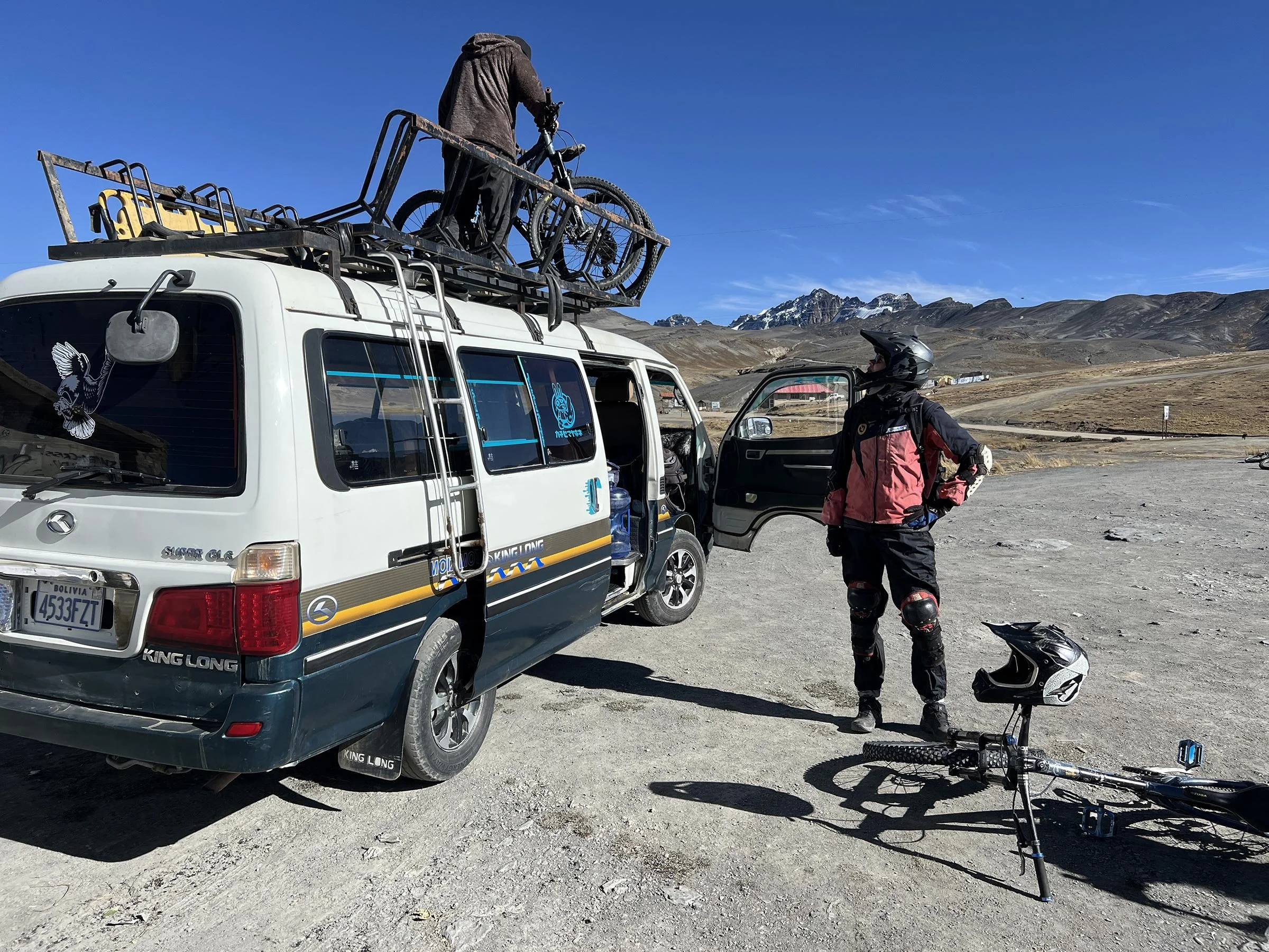 Mountainbikes på ett minibusstak vid starten av Dödens väg i Bolivia