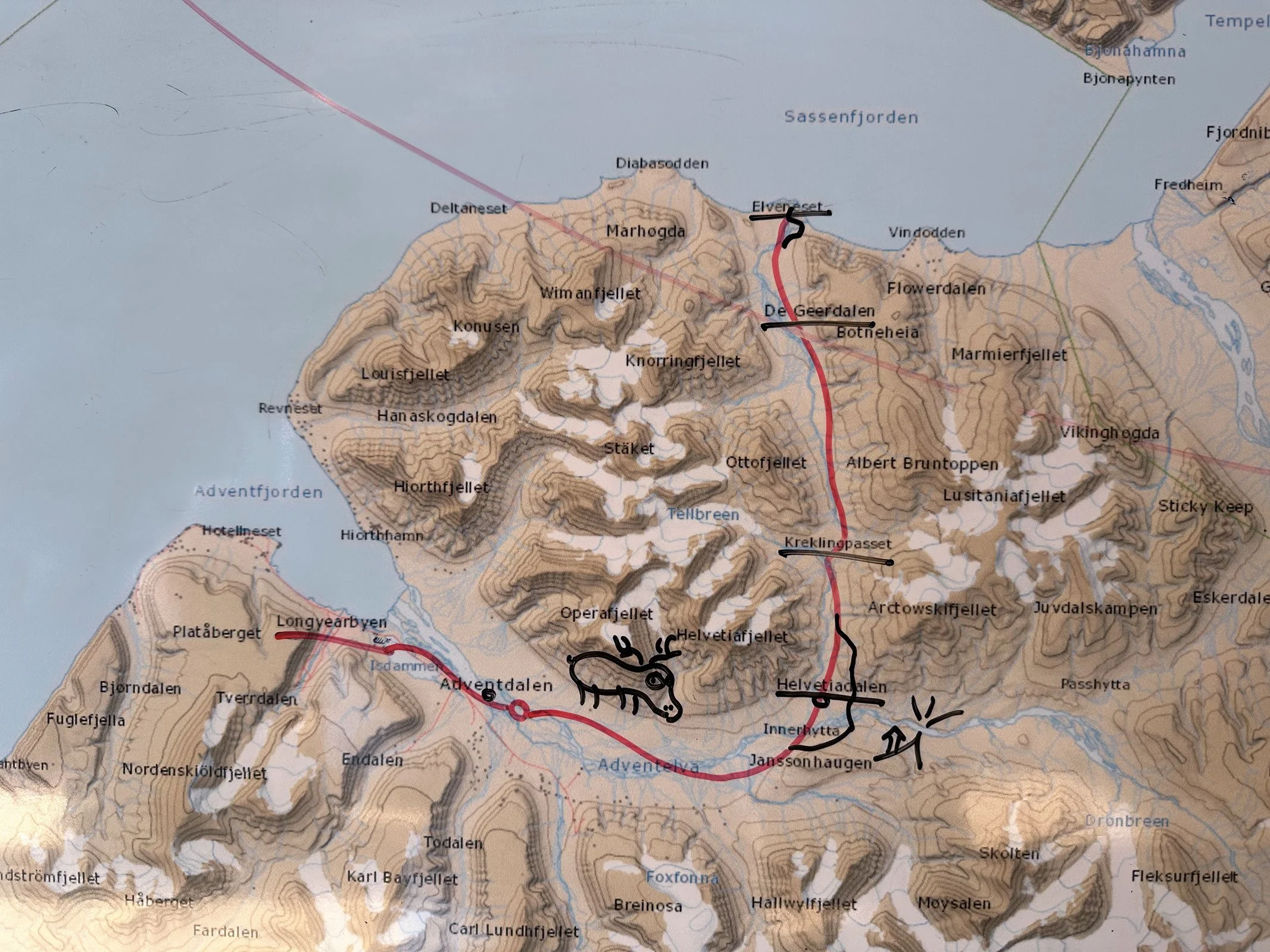 Karta som visar Longyearbyen och Elveneset och hur man tar sig däremellan på skoter, Svalbard