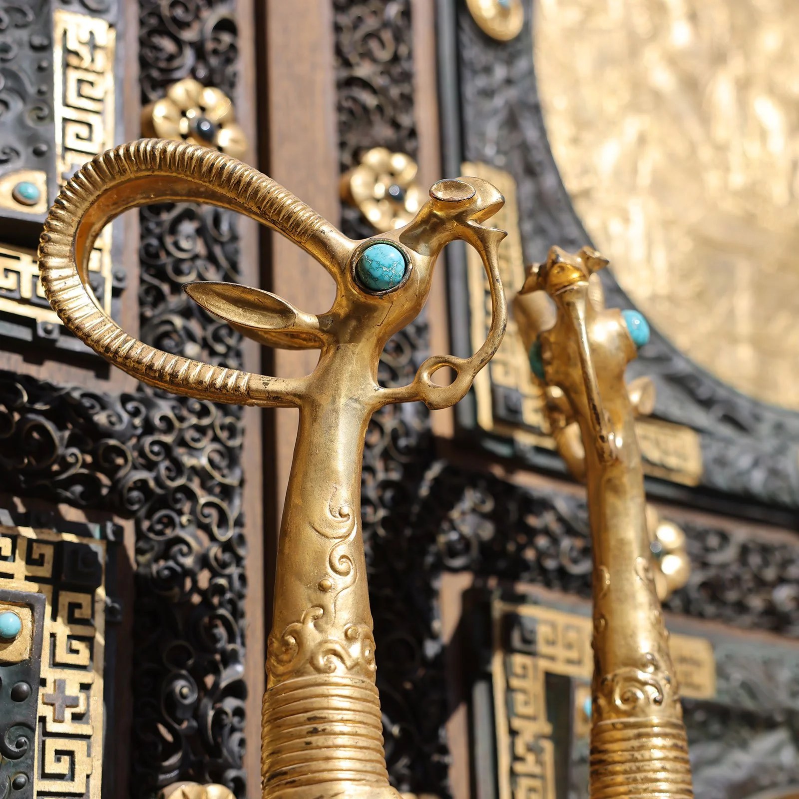 Rikt utsmyckade dörrhandtag till Chinggis Khaan National Museum of Mongolia i Ulaanbaatar, Mongoliet