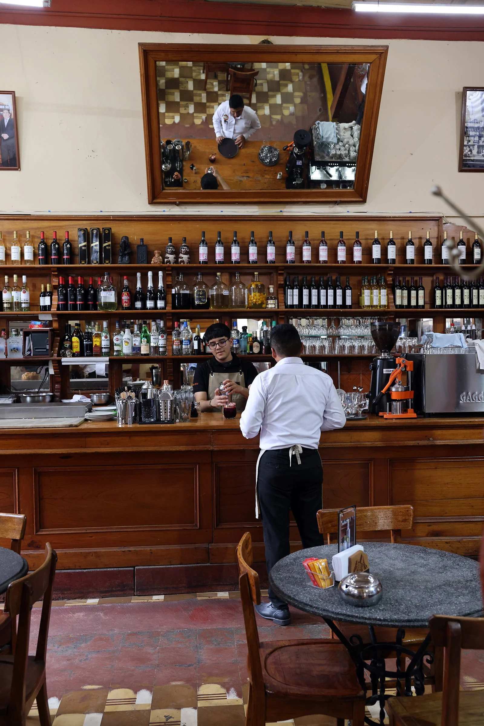 El Cordano, en klassisk bar och restaurang från 1905 med en rustik charm. Lima, Peru.