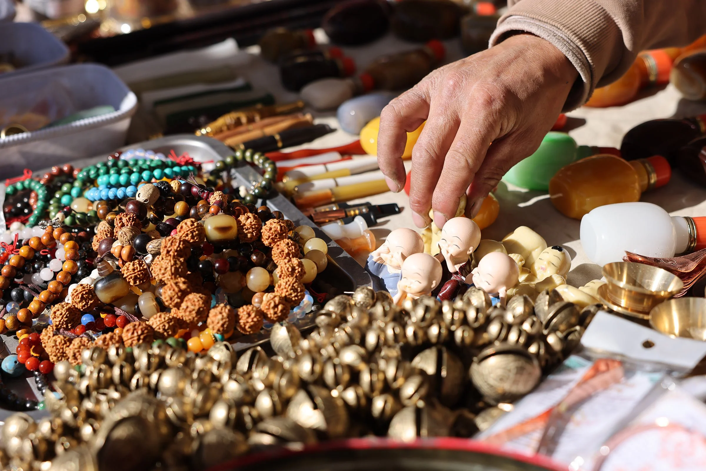 Armband och små figurer till försäljning på  Narantuul Market, Ulaanbaatar, Mongoliet