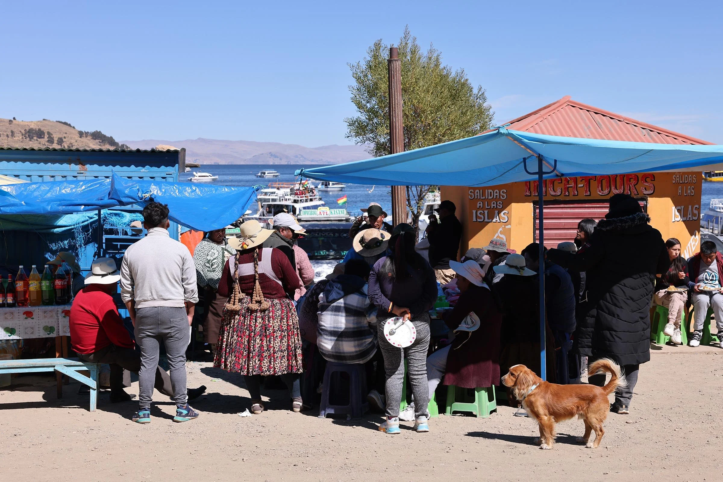 Lunchförsäljning utomhus i Copacabana, vid Titicacasjön i Bolivia