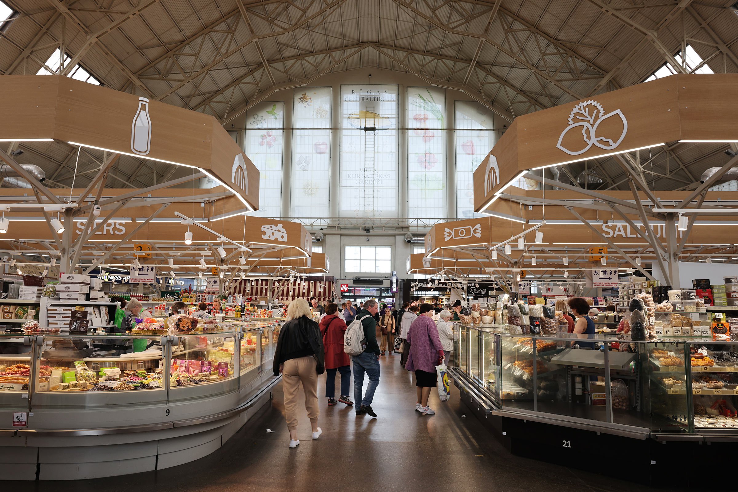 Marknadsstånd i en av hangarerna på Rigas centralmarknad