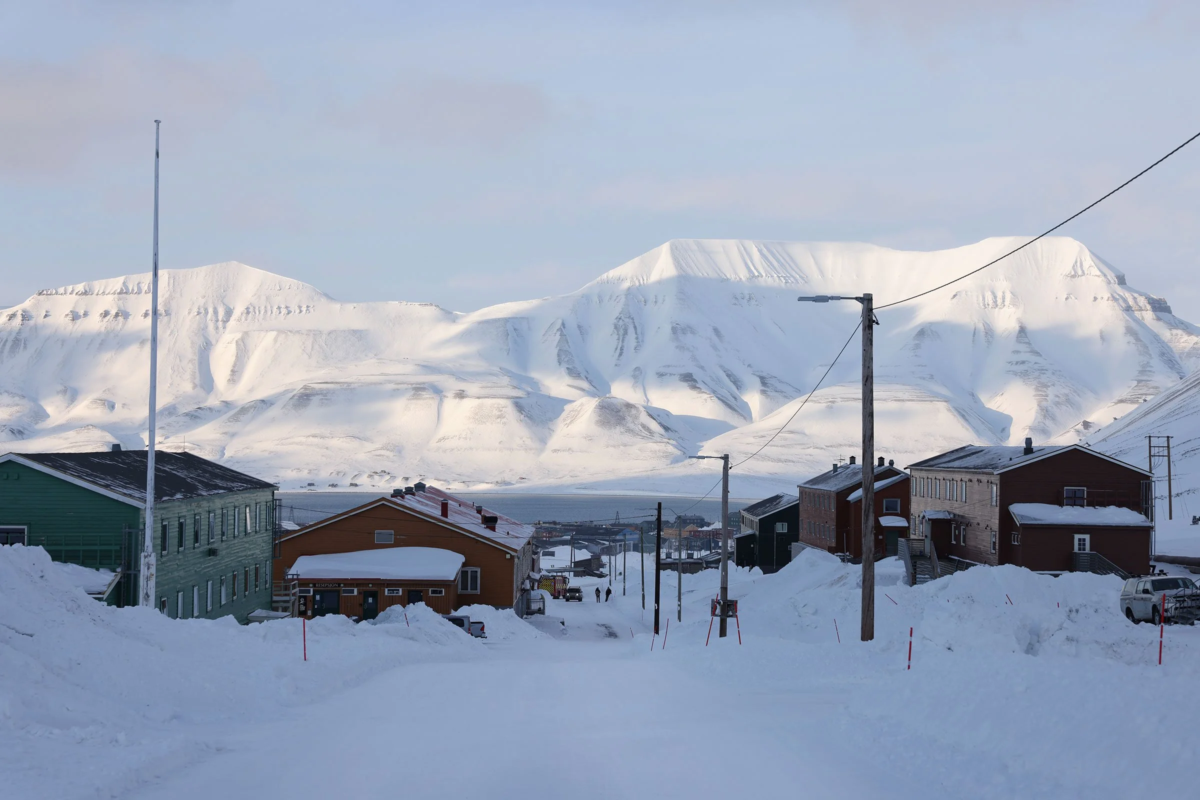 Longyearbyen i snö, fotat högst upp från Vei 100