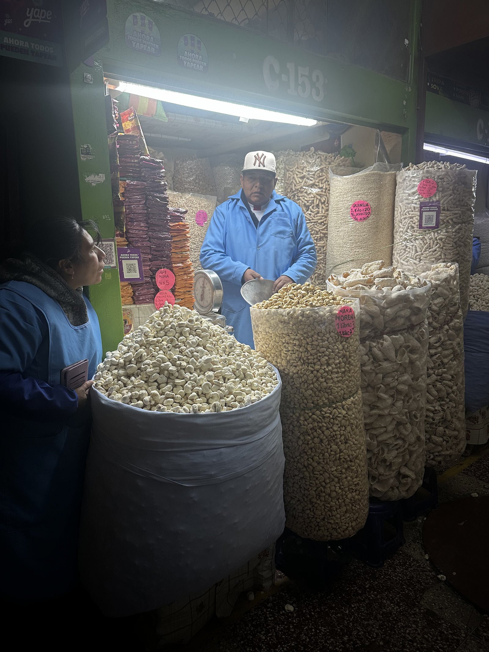 Försäljning av maná på marknaden i Puno, Peru