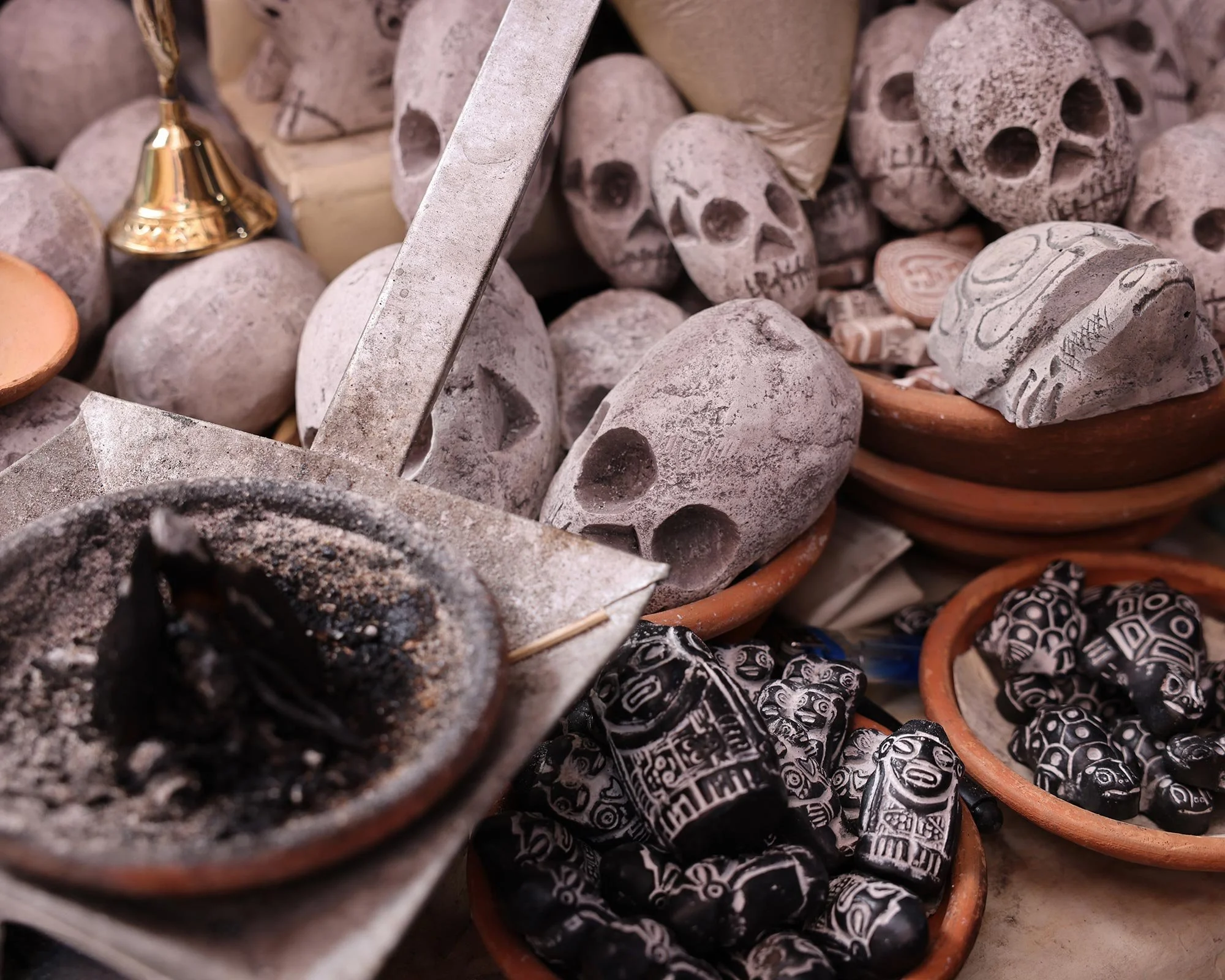 Dödskallar och rökelse på häxmarknaden i La Paz, Bolivia