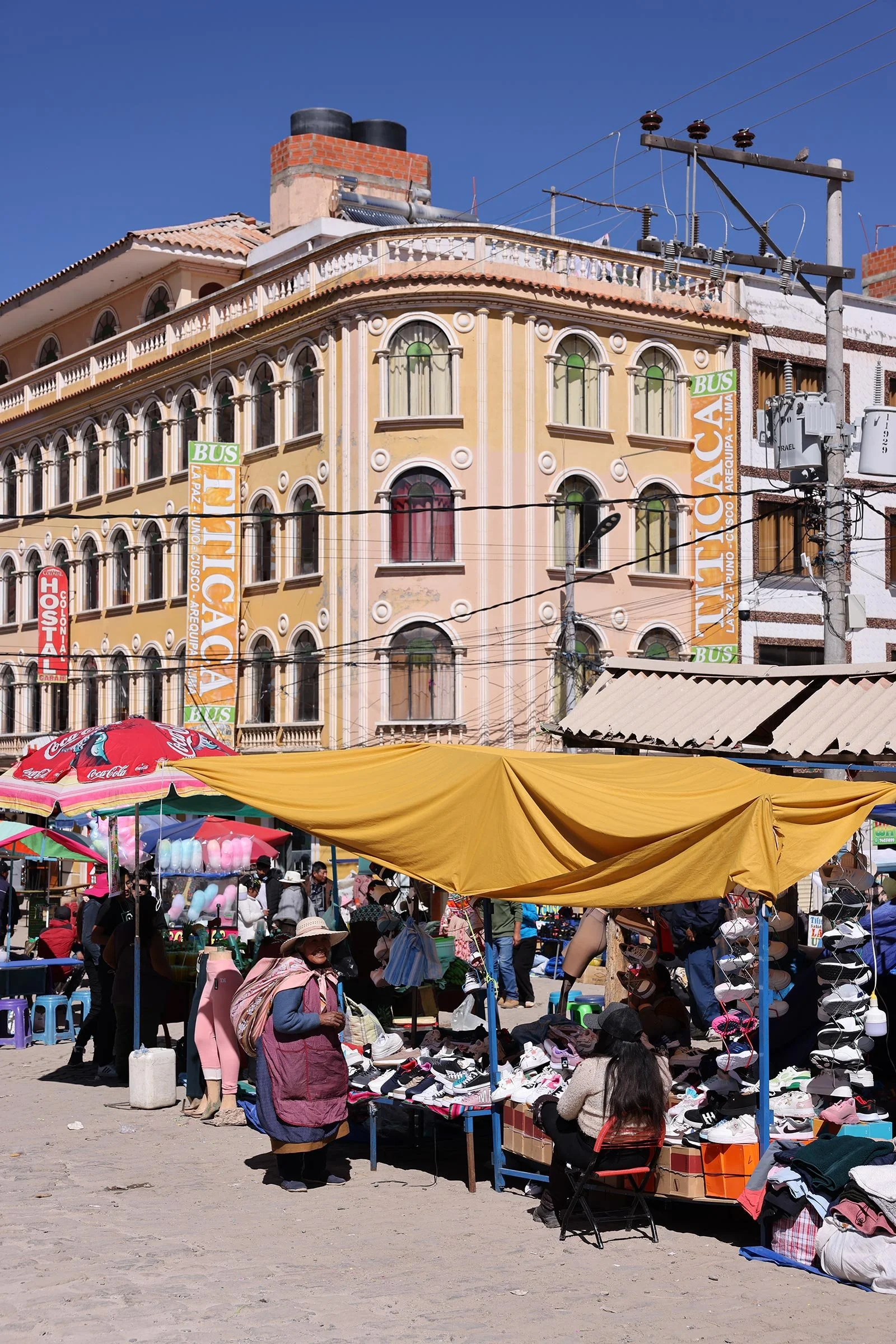 Marknad i Copacabana, vid Titicacasjön i Bolivia